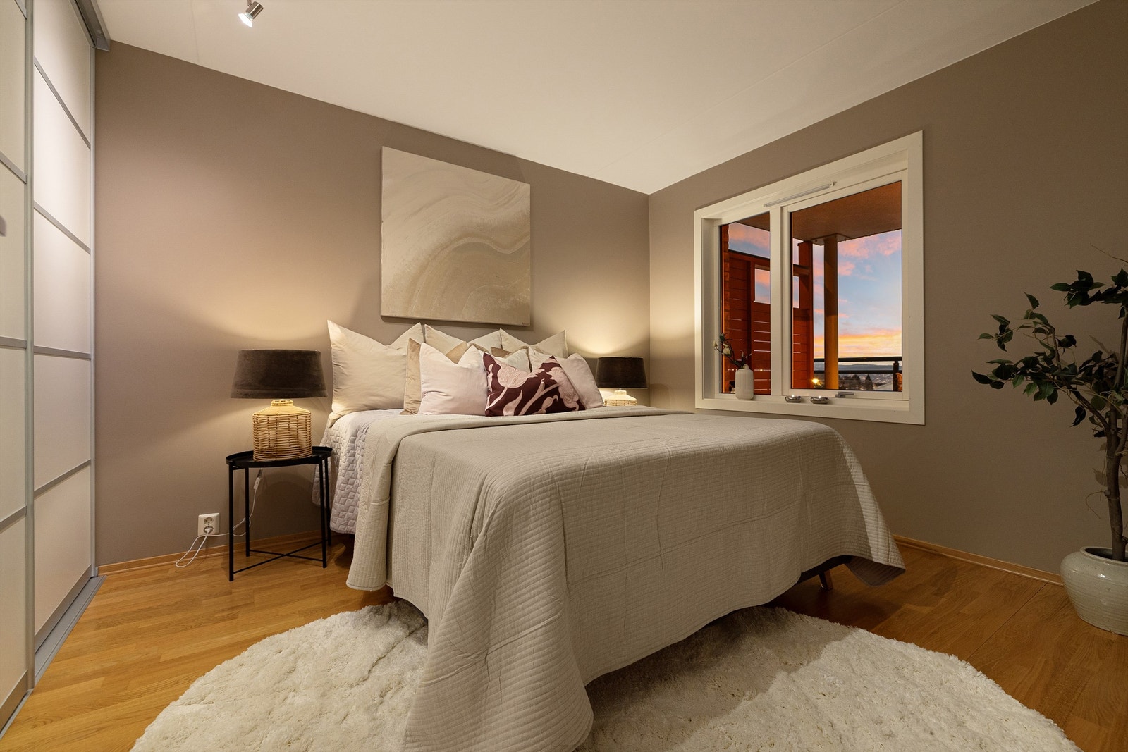 God plass til klær og oppbevaring i plassbygd skyvedørsgarderobe Galleribilde