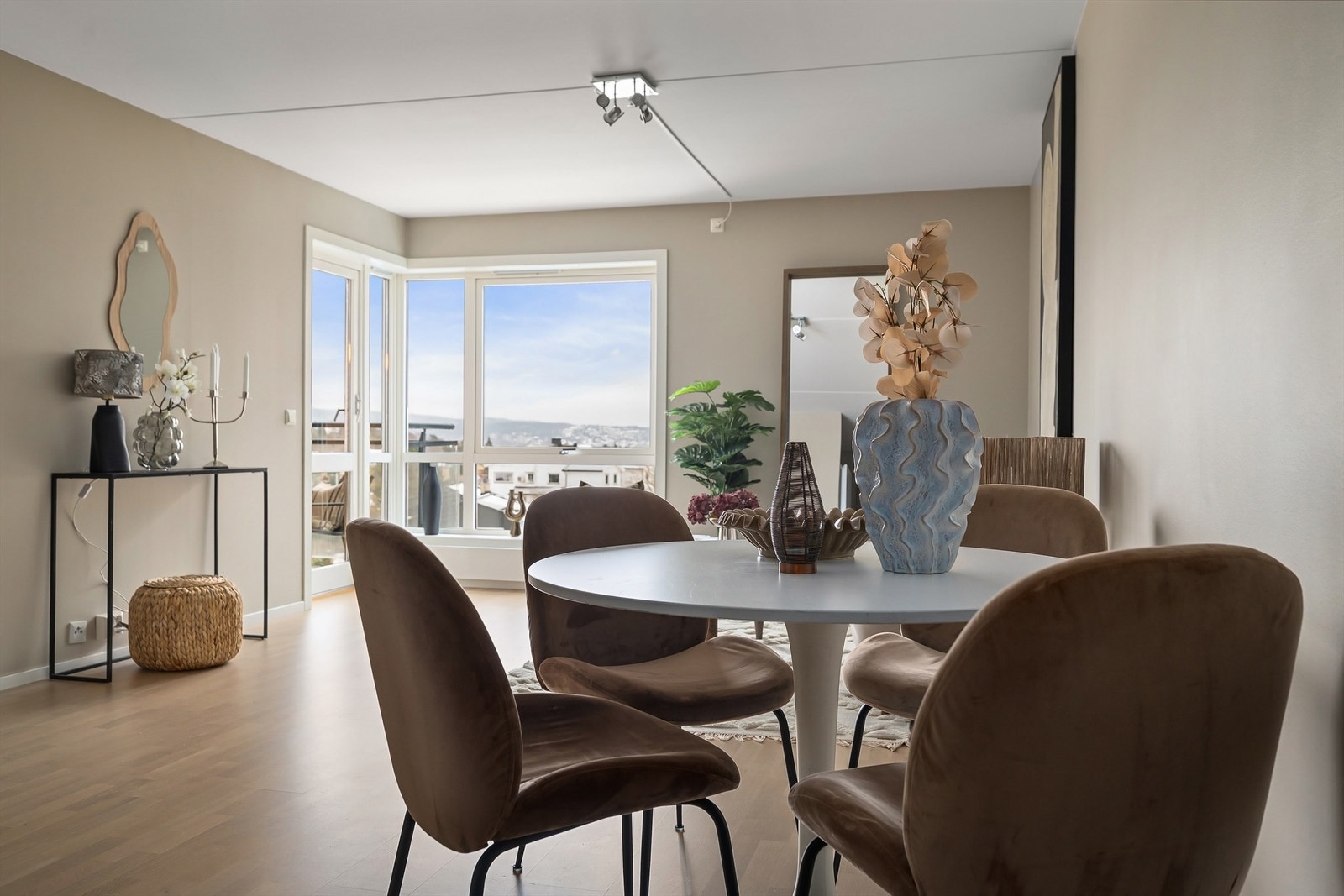 Tiltalende og moderne stue med en lys og luftig romfølelse Galleribilde