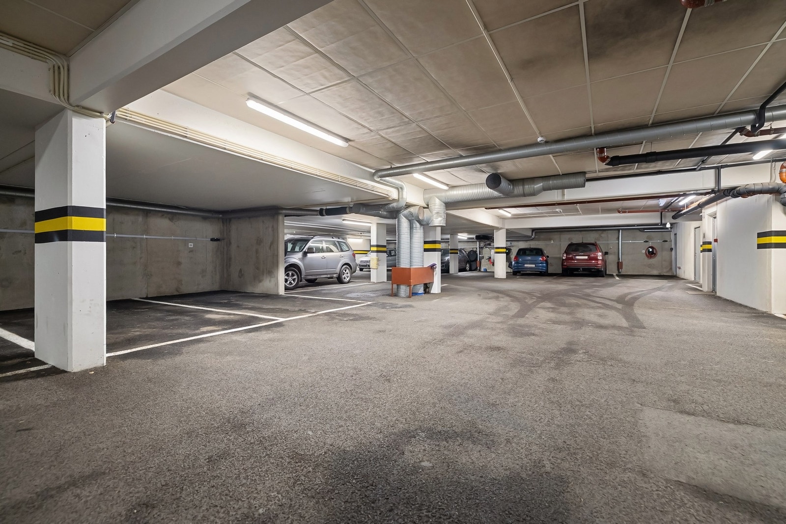 Boligen har tinglyst bruksrett til garasjeplass i felles, oppvarmet og lukket garasjeanlegg i underetasjen - plass nr. 22 med kort gange til heis som fører deg opp til leilighetens etasje Galleribilde
