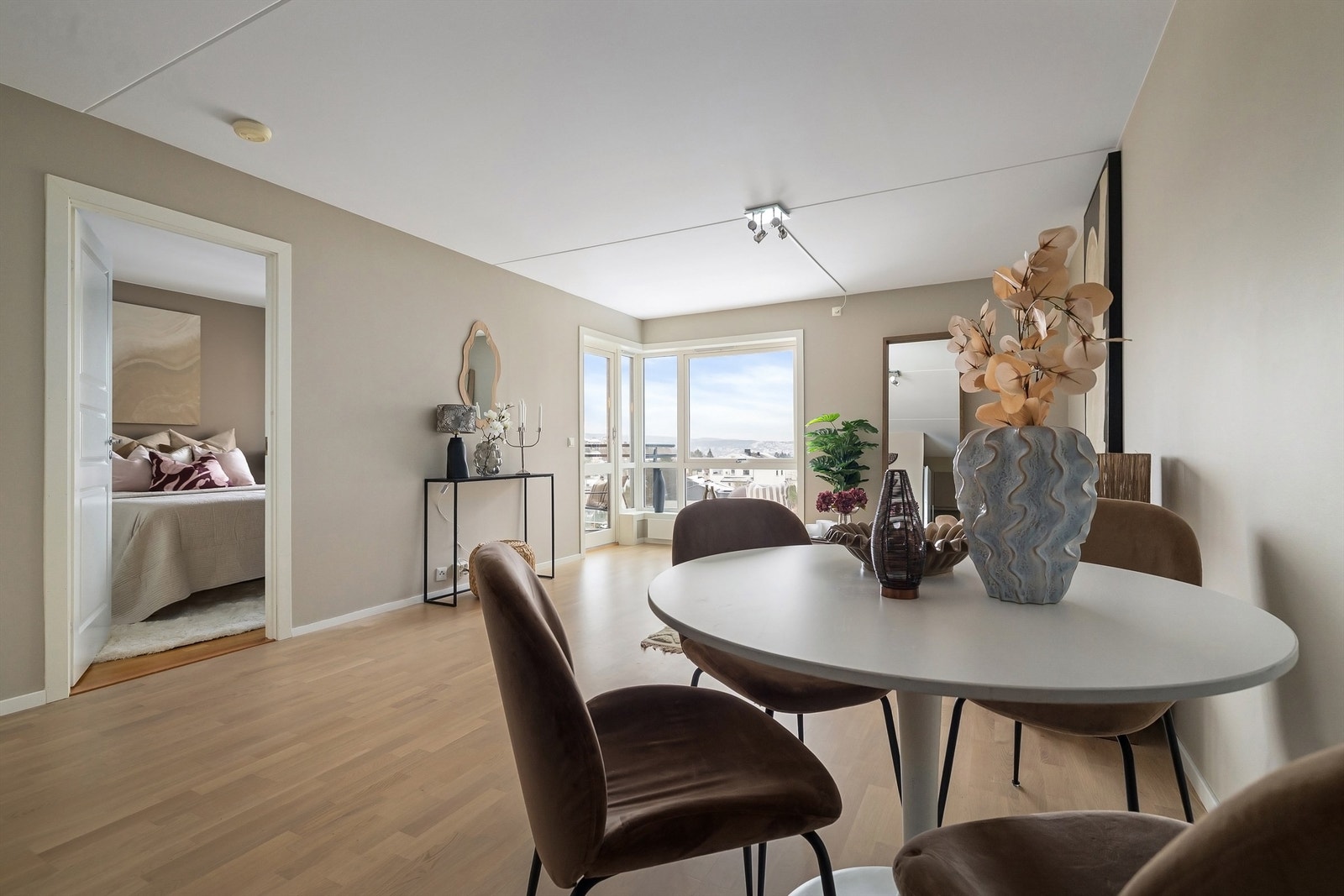 Leiligheten har en romslig planløsning og en gjennomgående, lun fargepalett Galleribilde