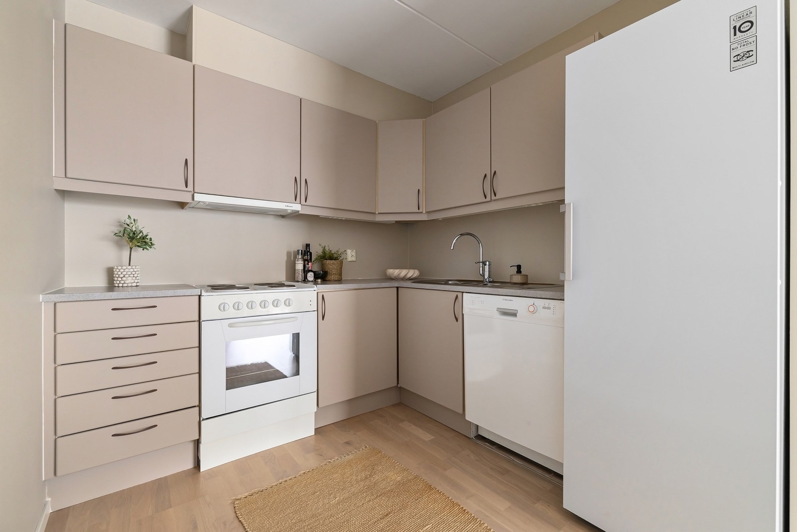 Kjøkkenet oppleves moderne og gjennomført Galleribilde