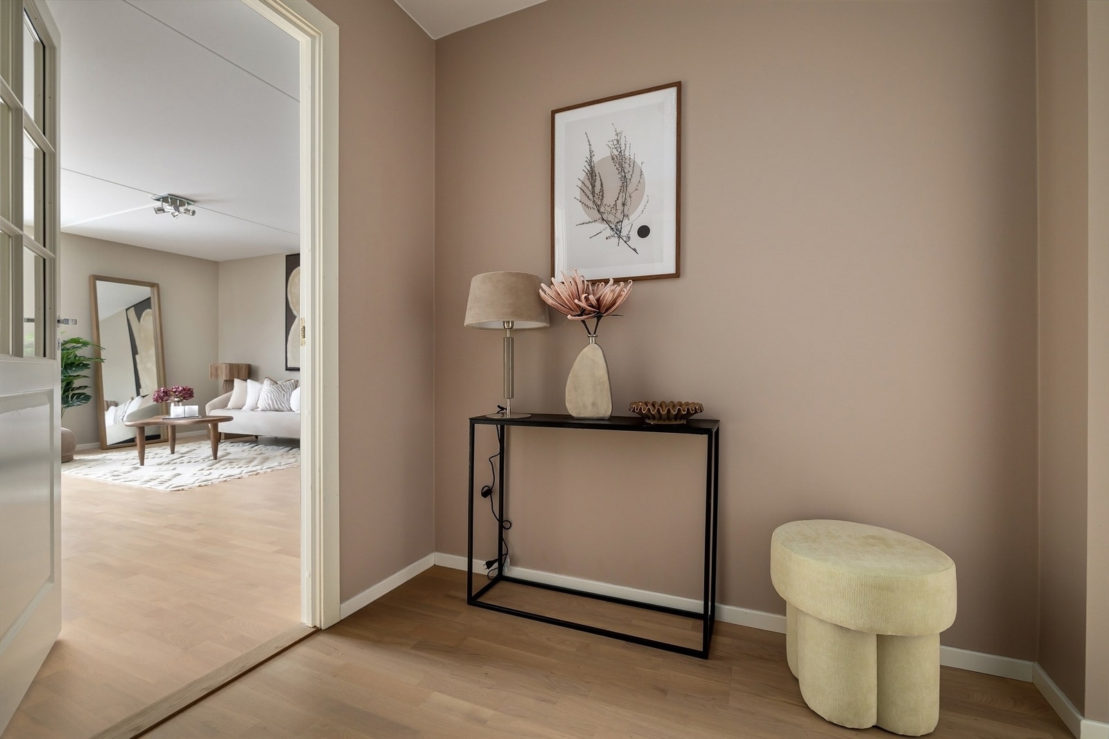 Lys og romslig entré/gang med god plass til oppbevaringsmøbel etter eget ønske og behov Galleribilde