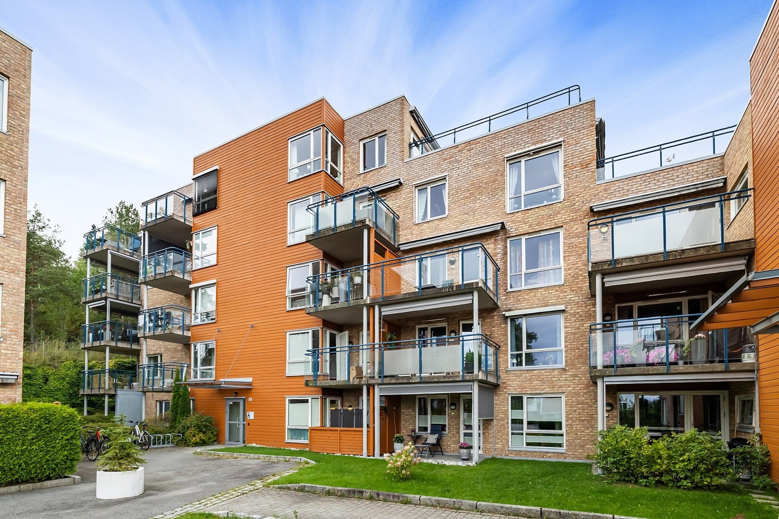 Fasaden - flott beliggenhet i tredje etasje Galleribilde