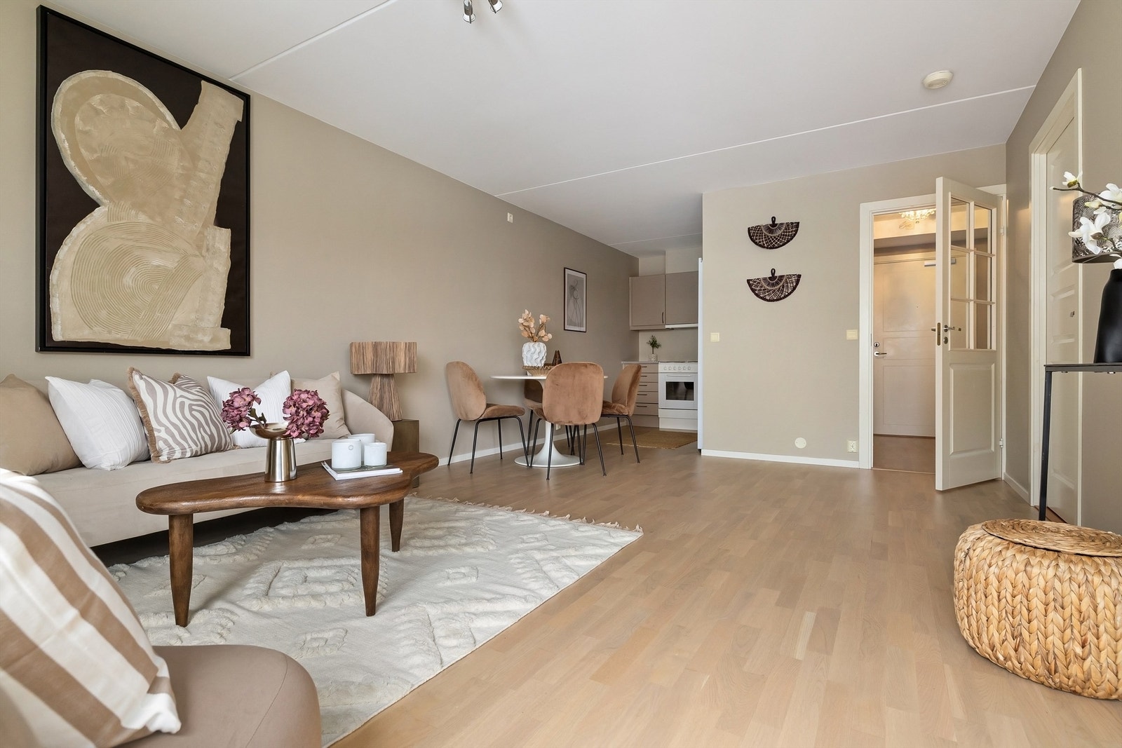 Delvis åpen kjøkkenløsning med stuen - her kan kokken fint sosialisere seg med gjestene Galleribilde