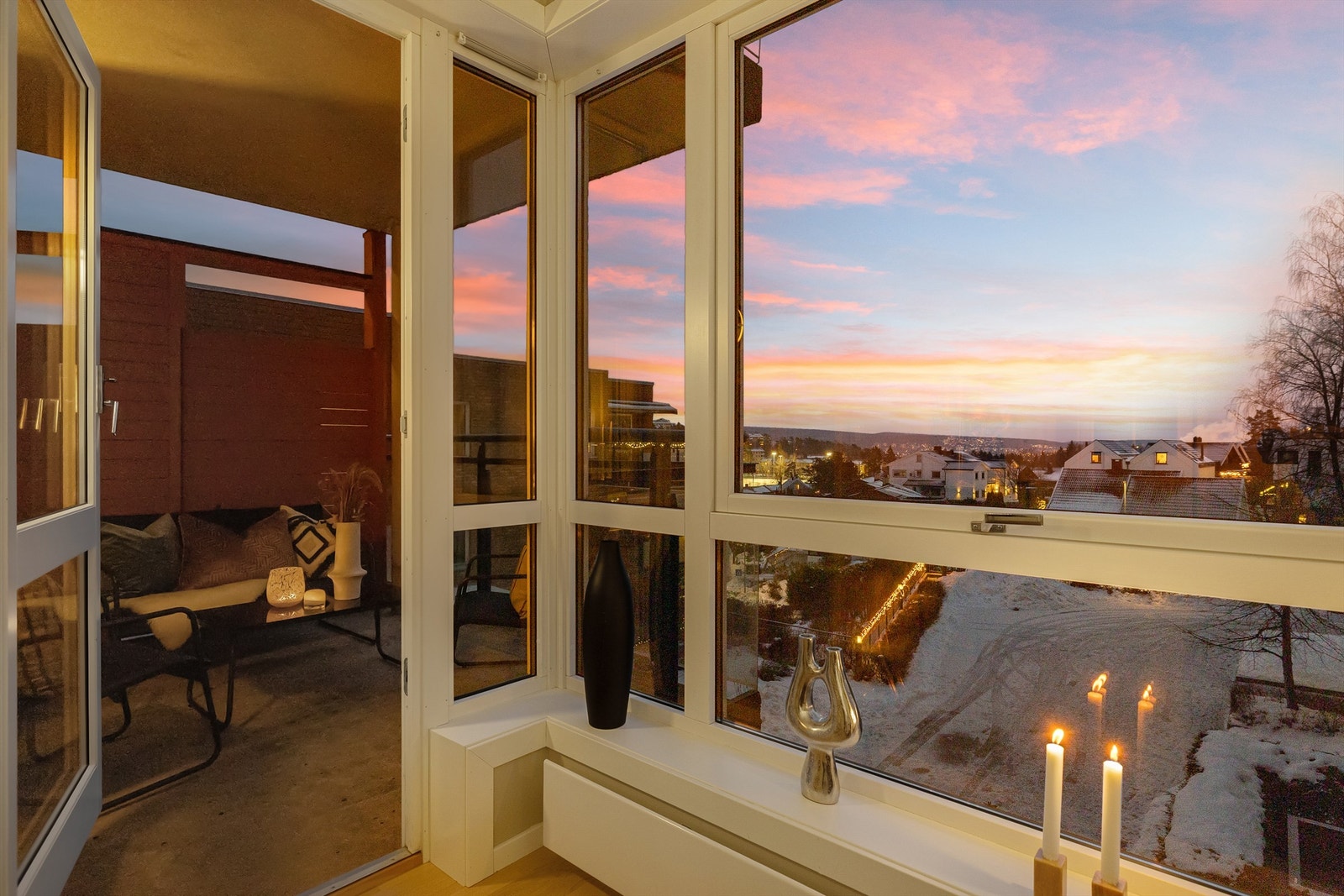 På årets varme dager fungerer balkongen naturligvis godt som en forlengelse av stuen Galleribilde