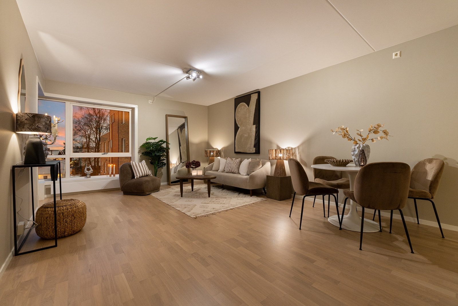 Stuen gir og plass til spisebord med plass til en stor familie eller mange gjester Galleribilde