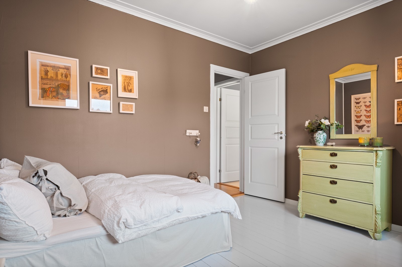 Malt tregulv og duse vegger gir et godt utgangspunkt for personlig innredning. Rommet passer godt som barnerom, gjesterom eller kontor. Galleribilde