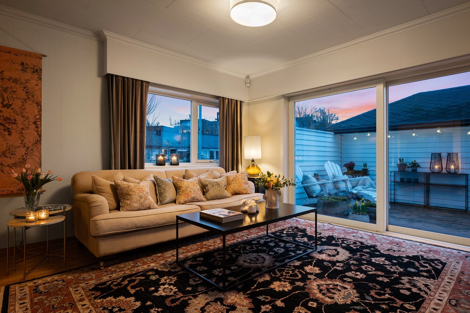 Stuen har et lunt og hyggelig uttrykk i kveldsstemning. Galleribilde