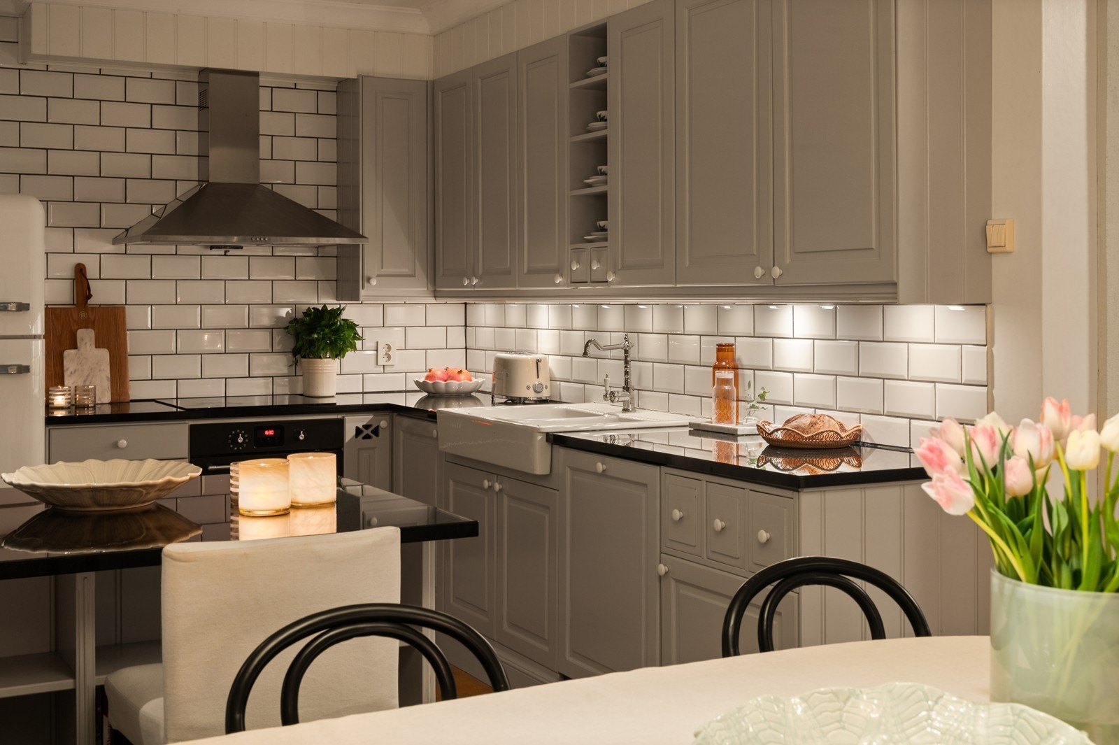 Detalj fra kjøkkenet som viser de klassiske, profilerte skapfrontene. Galleribilde