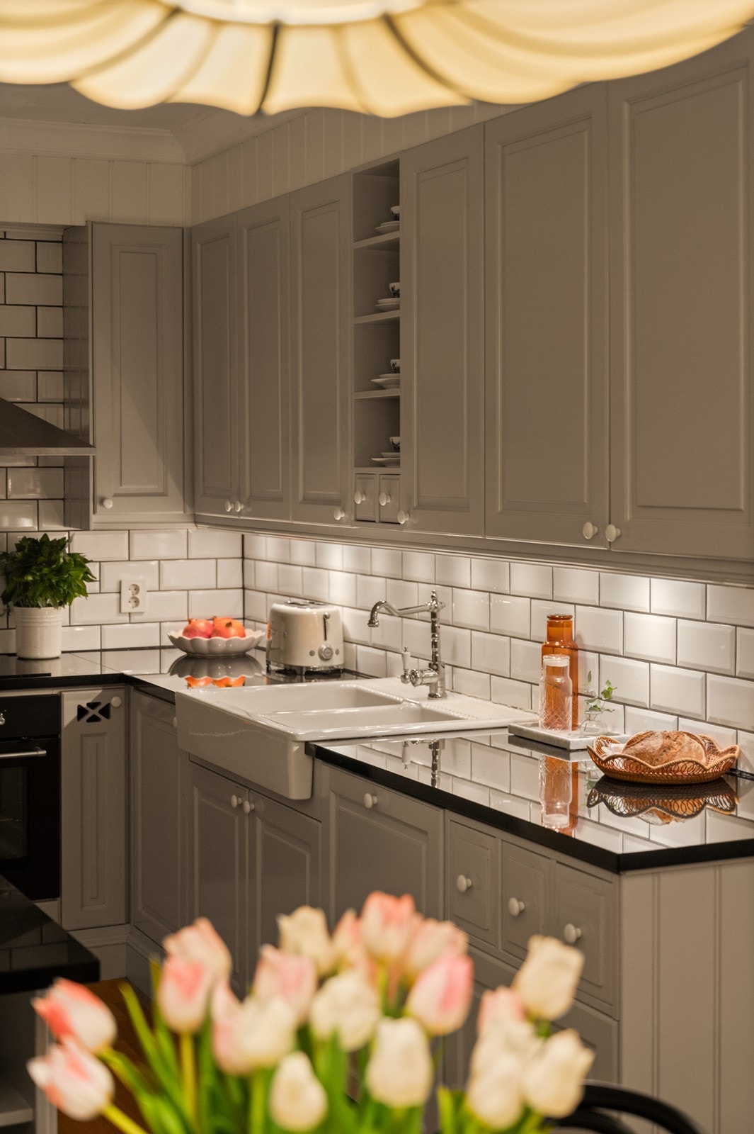 Kjøkkeninnredningen har også åpne hyller for et personlig preg. Galleribilde