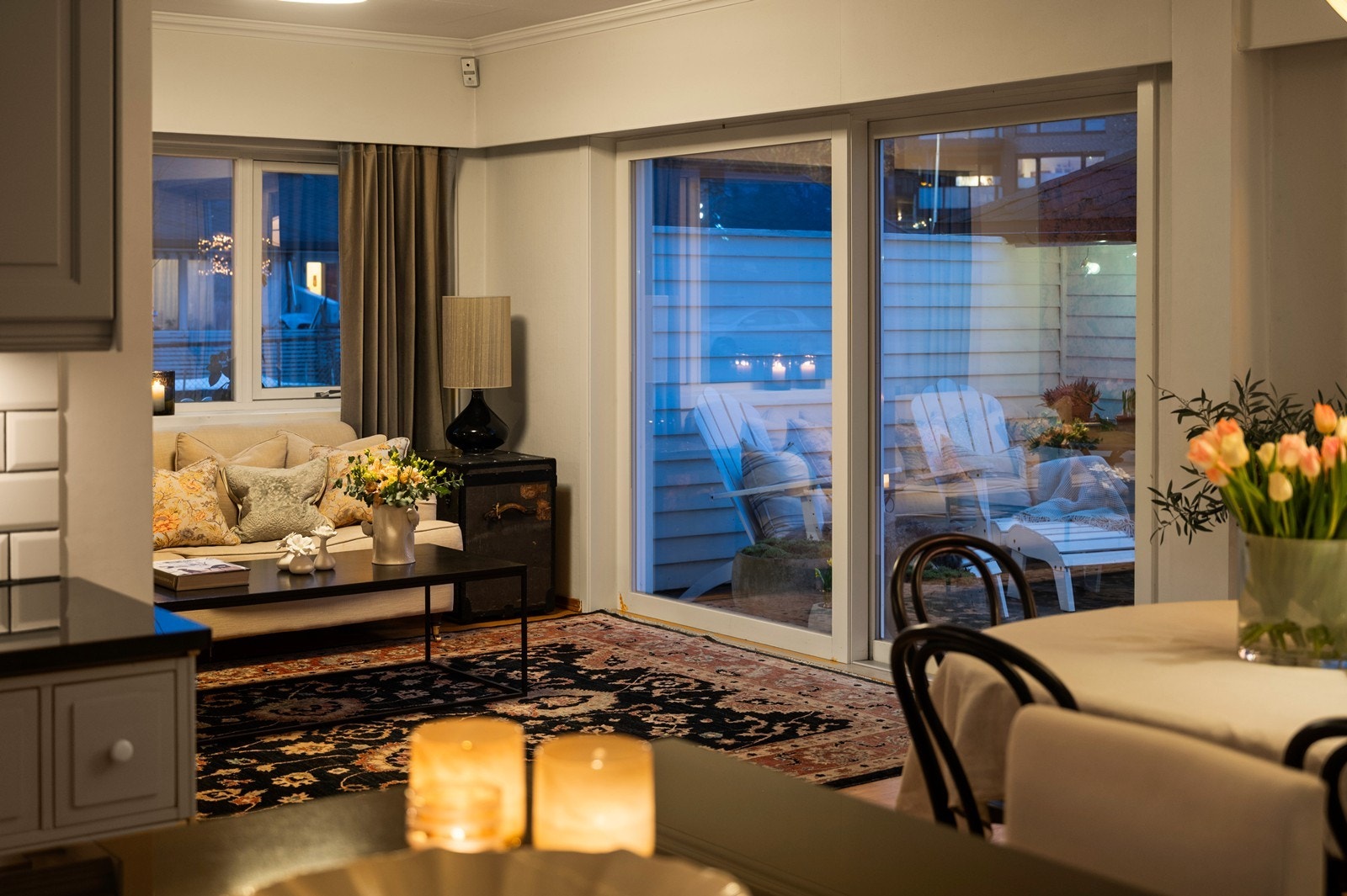 Utsyn fra kjøkkenet mot stuen og uteplassen. Galleribilde