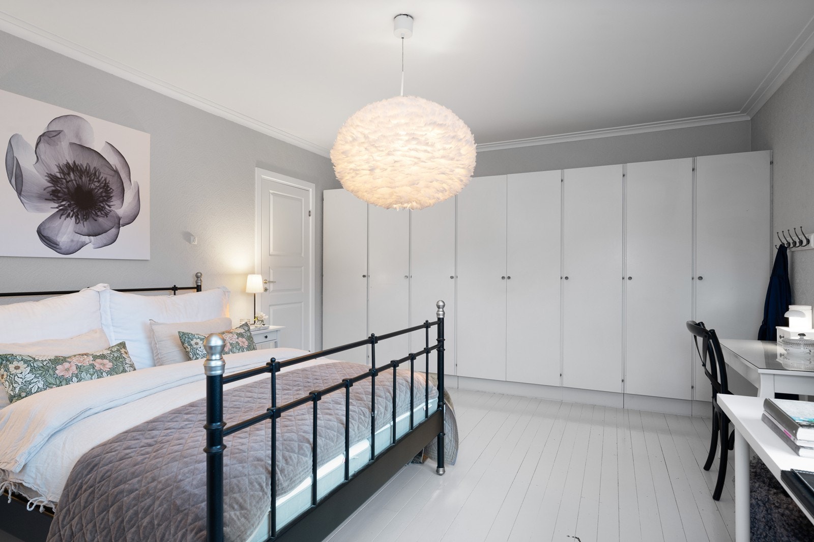 En hel vegg med garderobeskap gir rikelig med oppbevaringsplass. Galleribilde