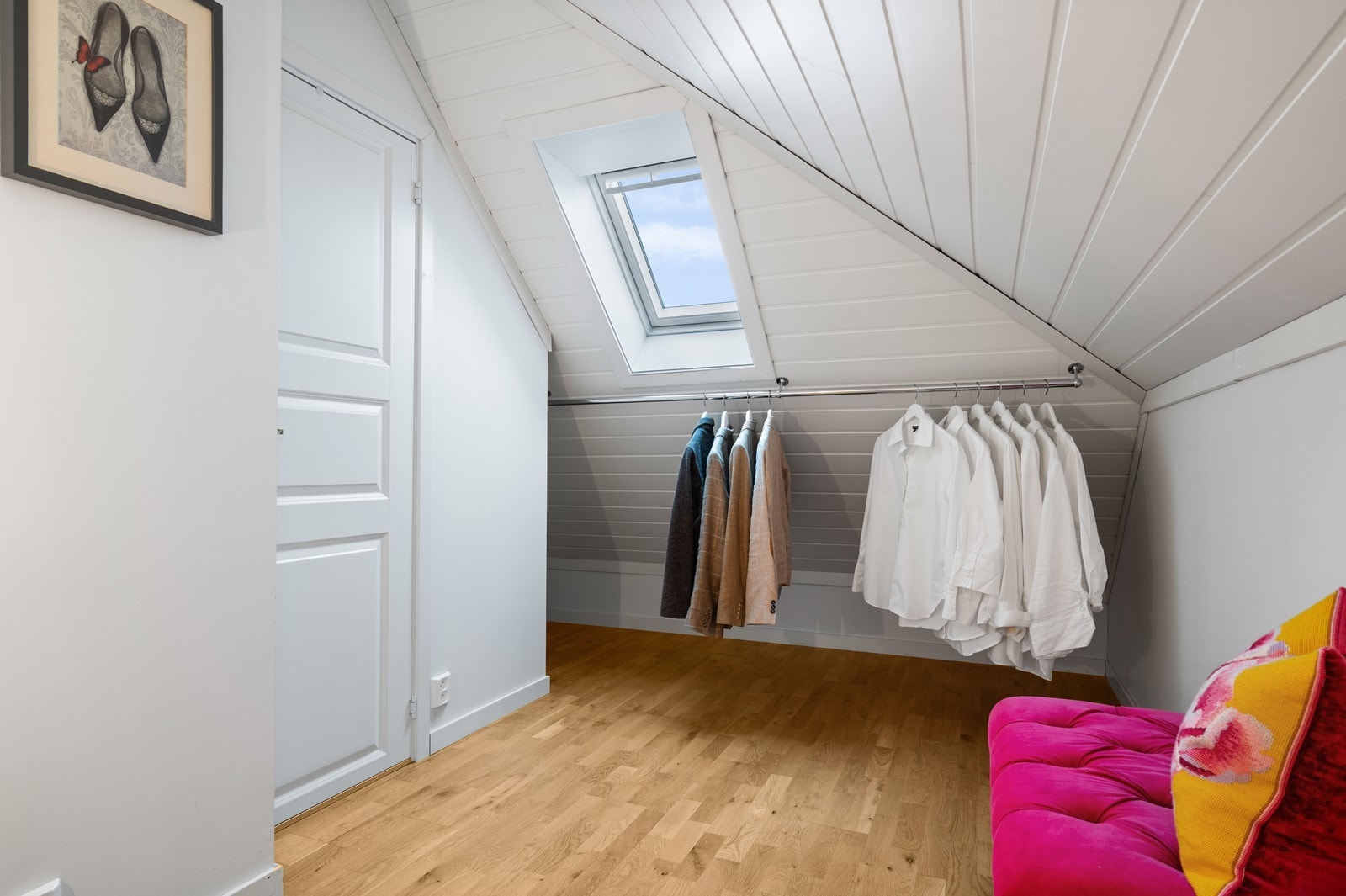 Loftet byr på smarte løsninger for oppbevaring og utnyttelse av plassen. Galleribilde