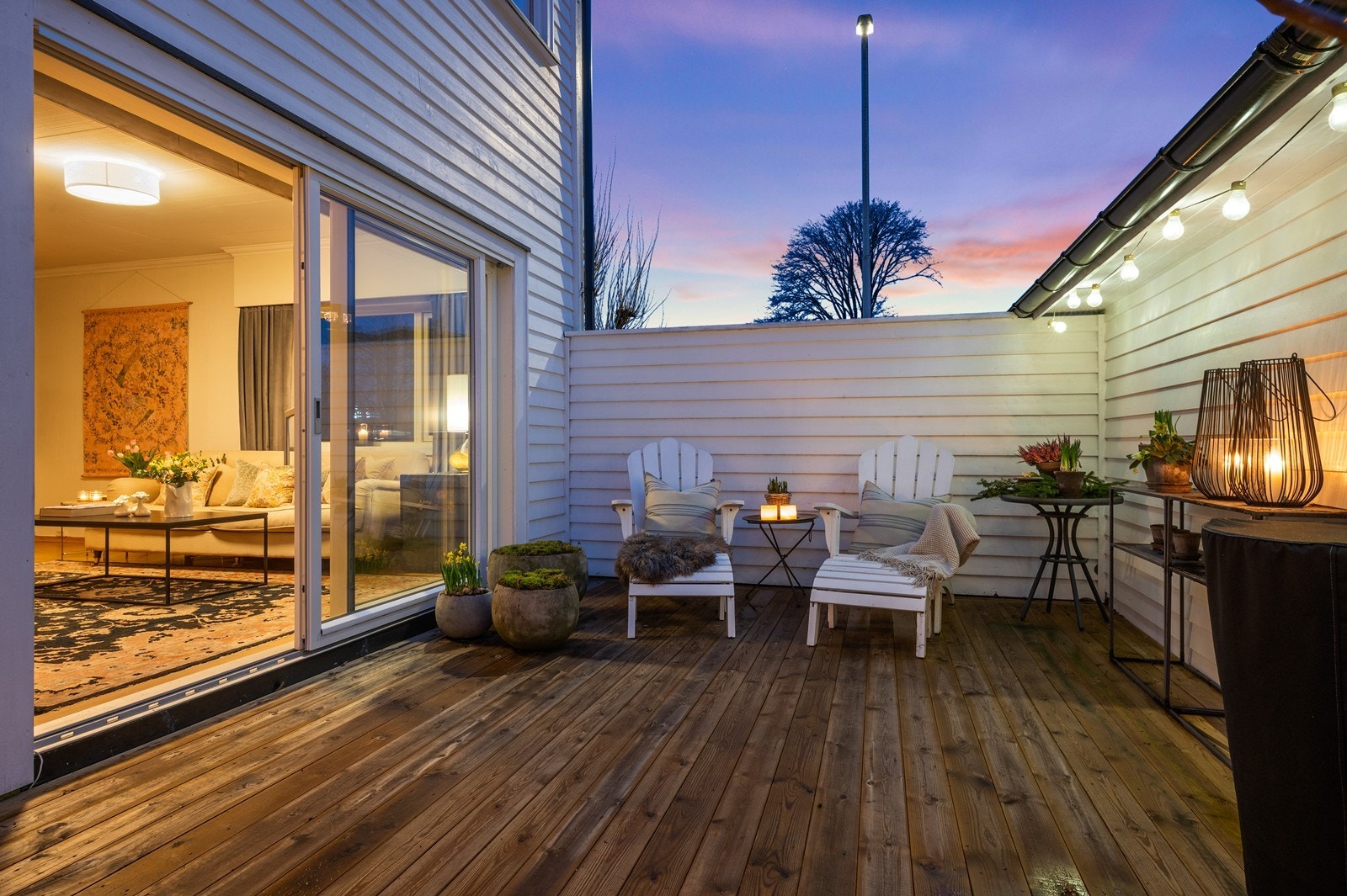 Det er også en flott skjermet terrasse, som er en naturlig forlengelse av stuen på varme dager. Galleribilde