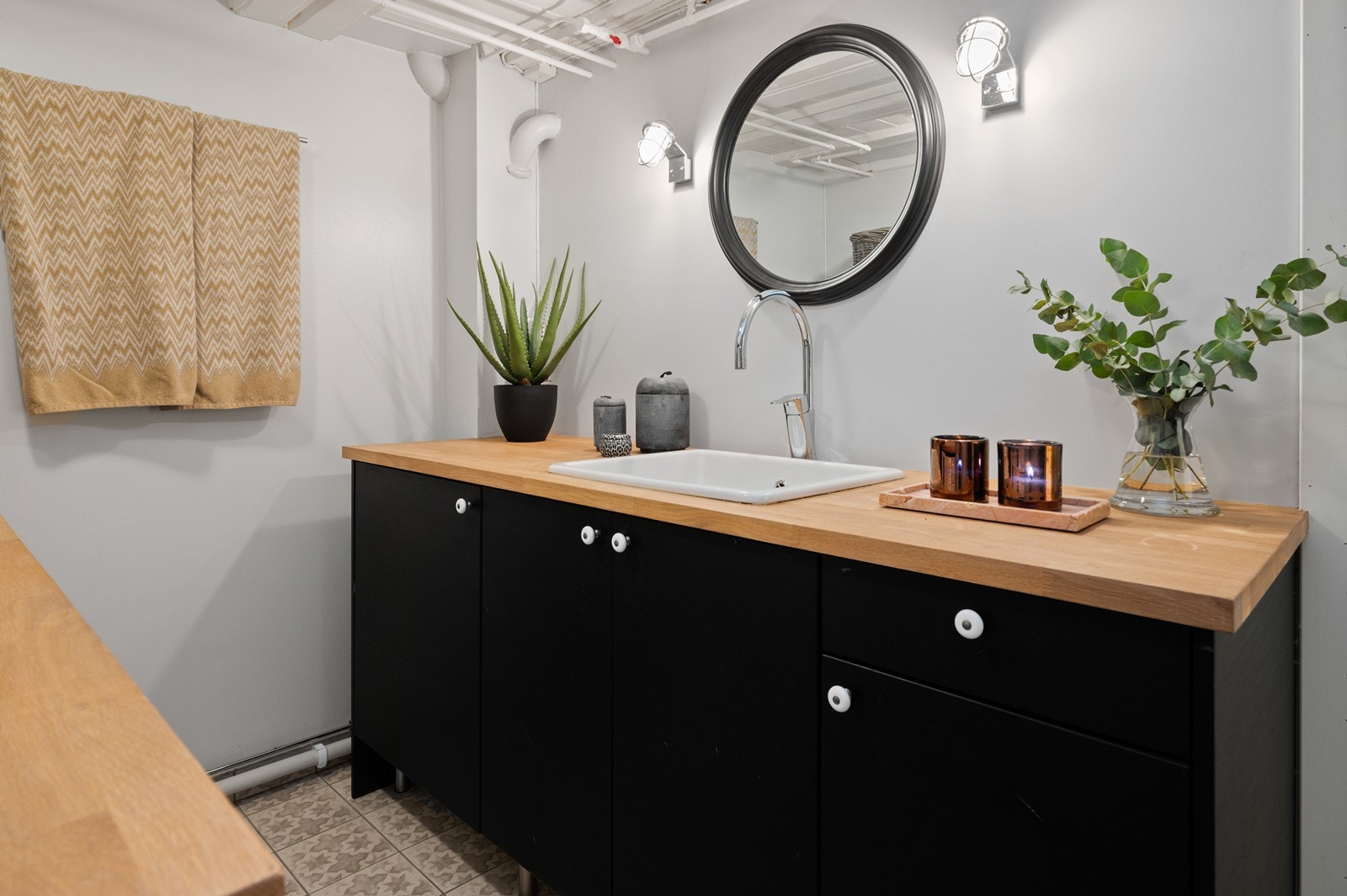 Innredningen på vaskerommet gir rikelig med oppbevaringsplass. Galleribilde