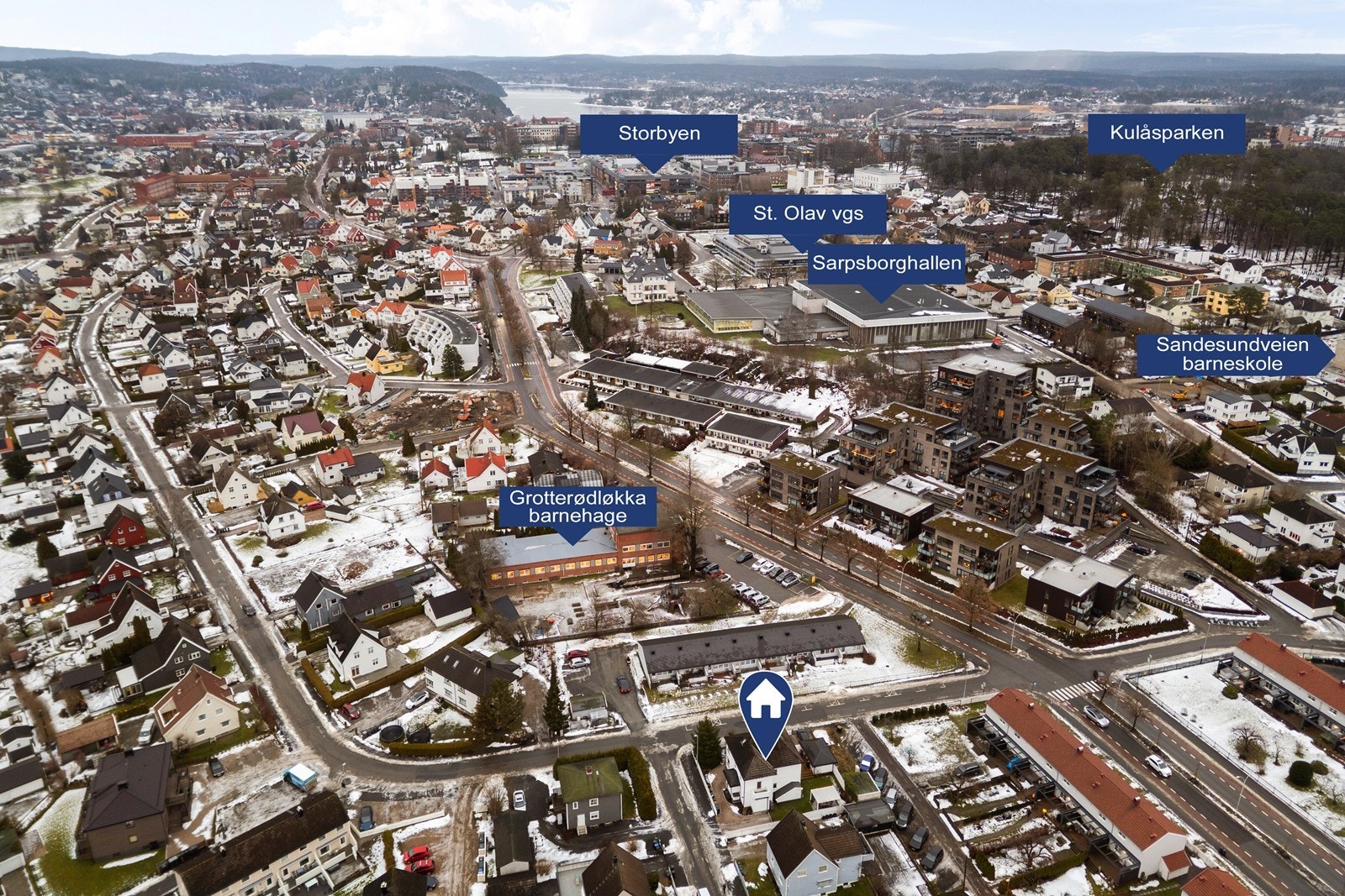 Eiendommen har en sentral beliggenhet med kort vei til skoler, barnehager og servicetilbud. Galleribilde