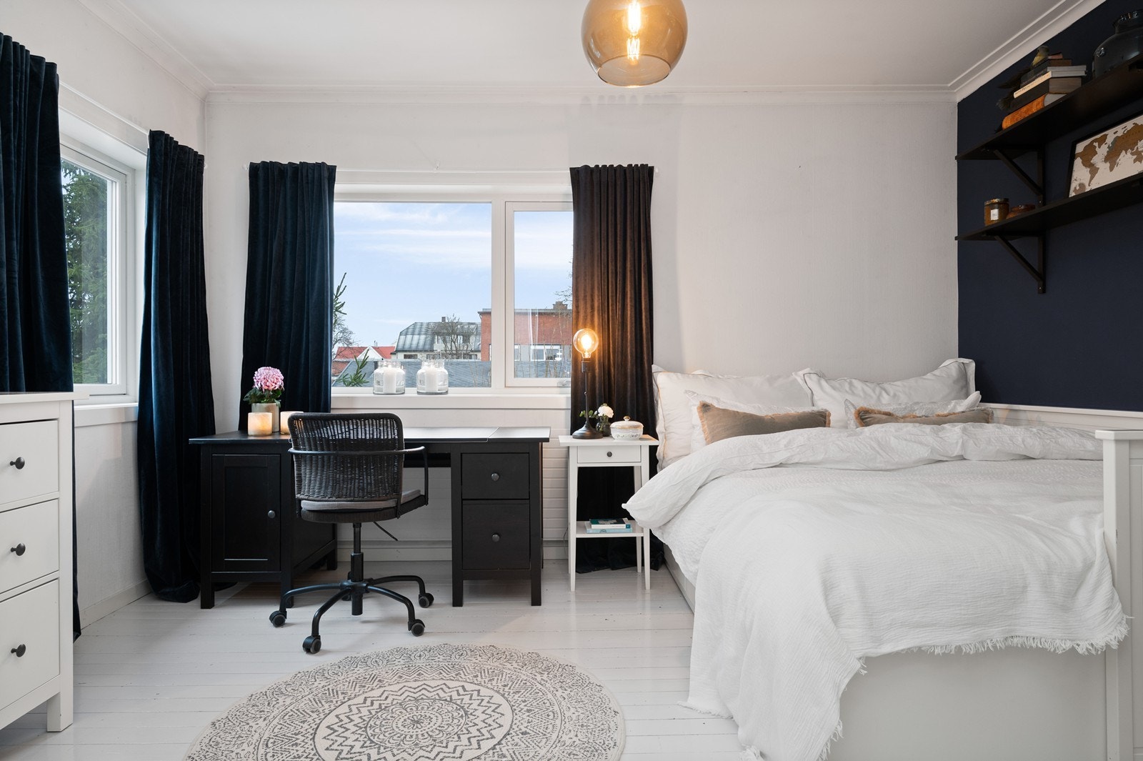 Det tredje soverommet er også av god størrelse og har plass til dobbeltseng, skrivebord og lagringsmøbler. Dette rommet egner seg også godt som barnerom, gjesterom eller kontor. Galleribilde