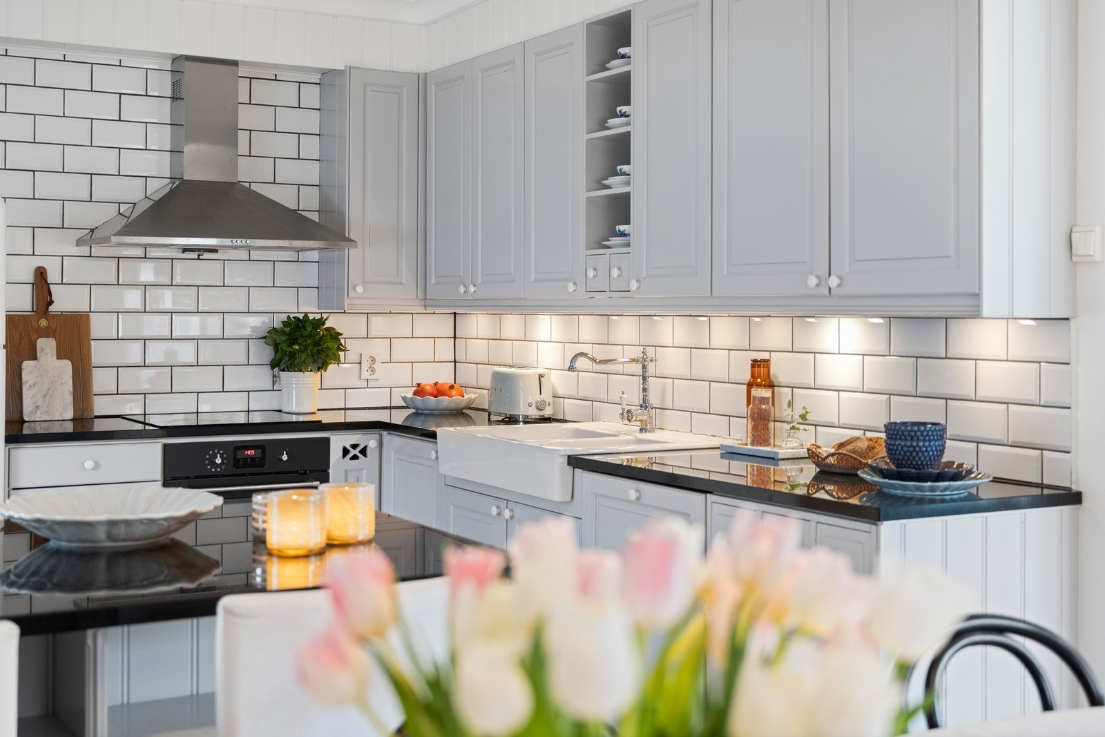 God belysning under overskapene gir en funksjonell arbeidsflate. Galleribilde