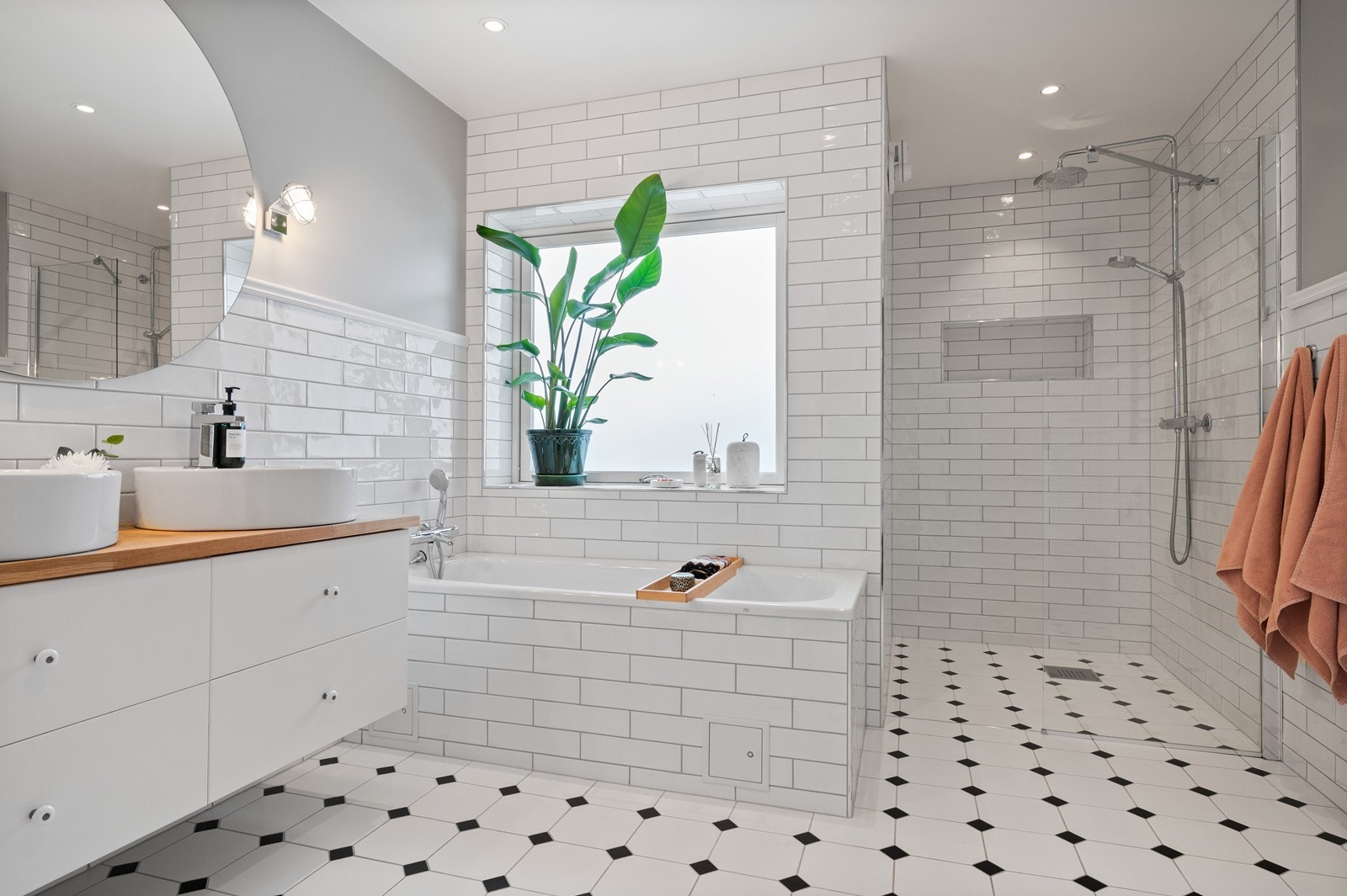 Hovedbadet i andre etasje ble oppgradert i 2017, og er delikat flislagt i tidløse farger. I gulvet er det elektriske varmekabler, det er god lyssetting i form av downlights i himlingen. Galleribilde