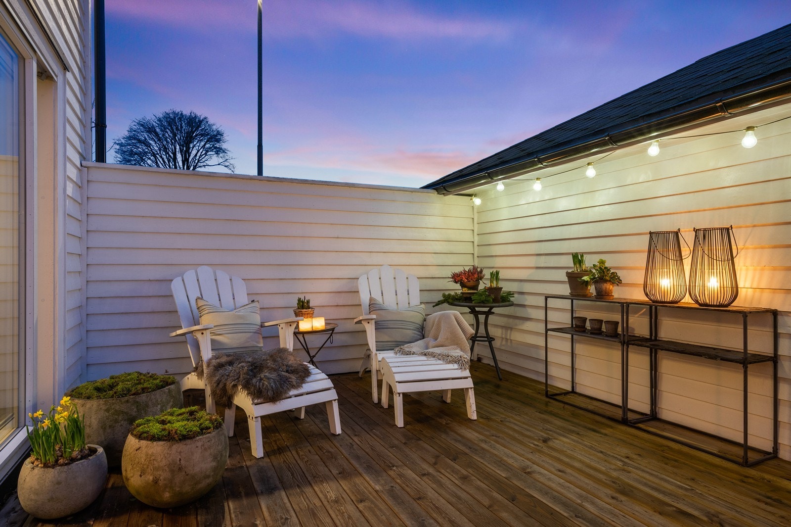 Terrassen er skjermet og privat, med god plass til en sittegruppe. Galleribilde