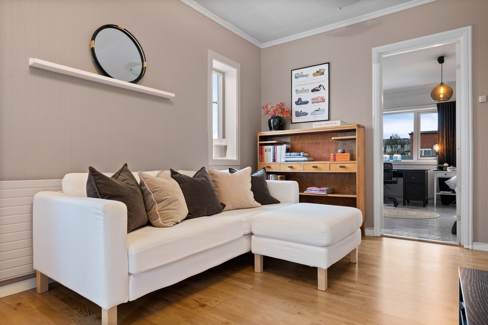 I tilknytning til et av soverommene i 2. etasje, er det en praktisk TV-krok. Galleribilde