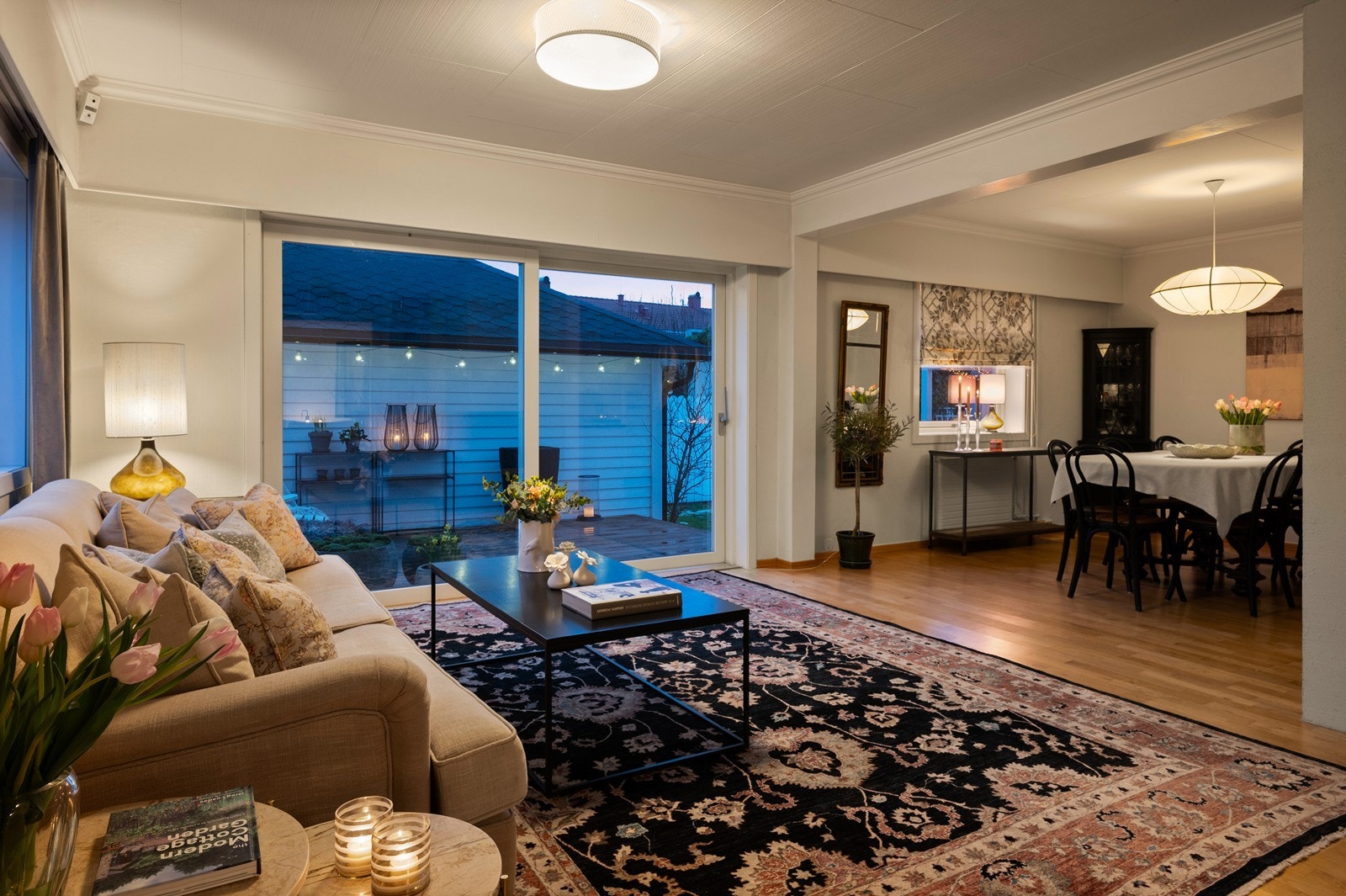 Boligen varmes effektivt opp med vannbåren varme fra en luft-til-vann-varmepumpe installert i 2018. Galleribilde