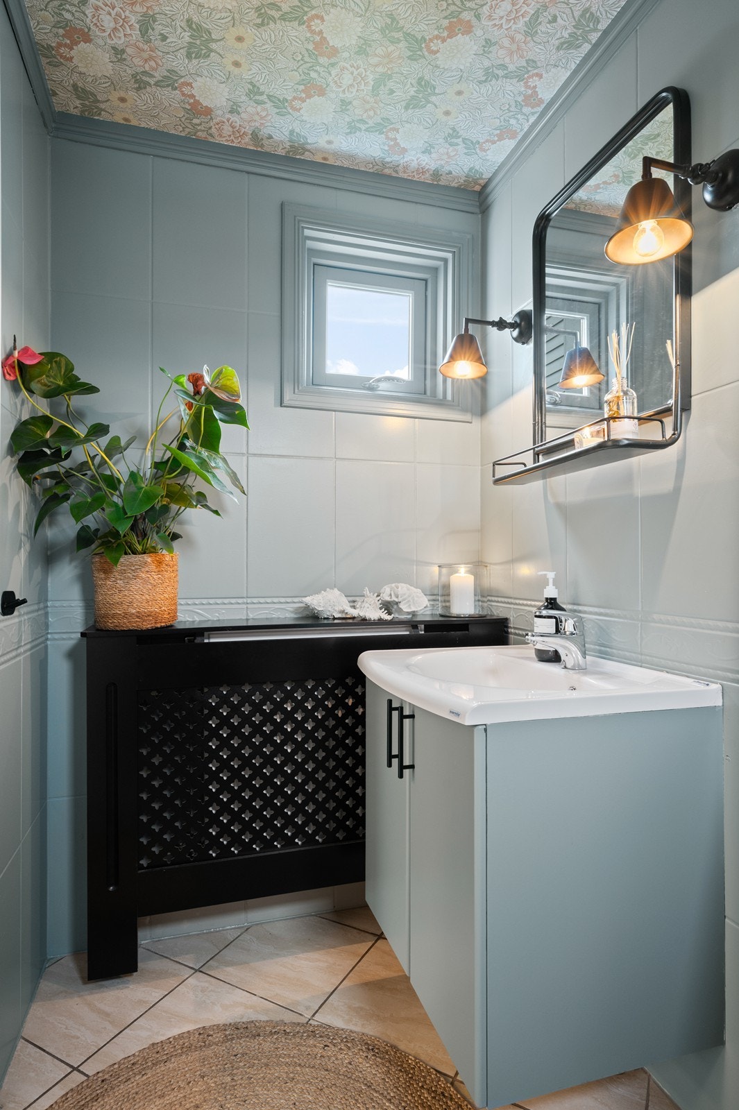 Rommets opprinnelige standard er fra rundt 1980, og det er innredet med matchende servantskap med speil over, i tillegg til wc. Galleribilde