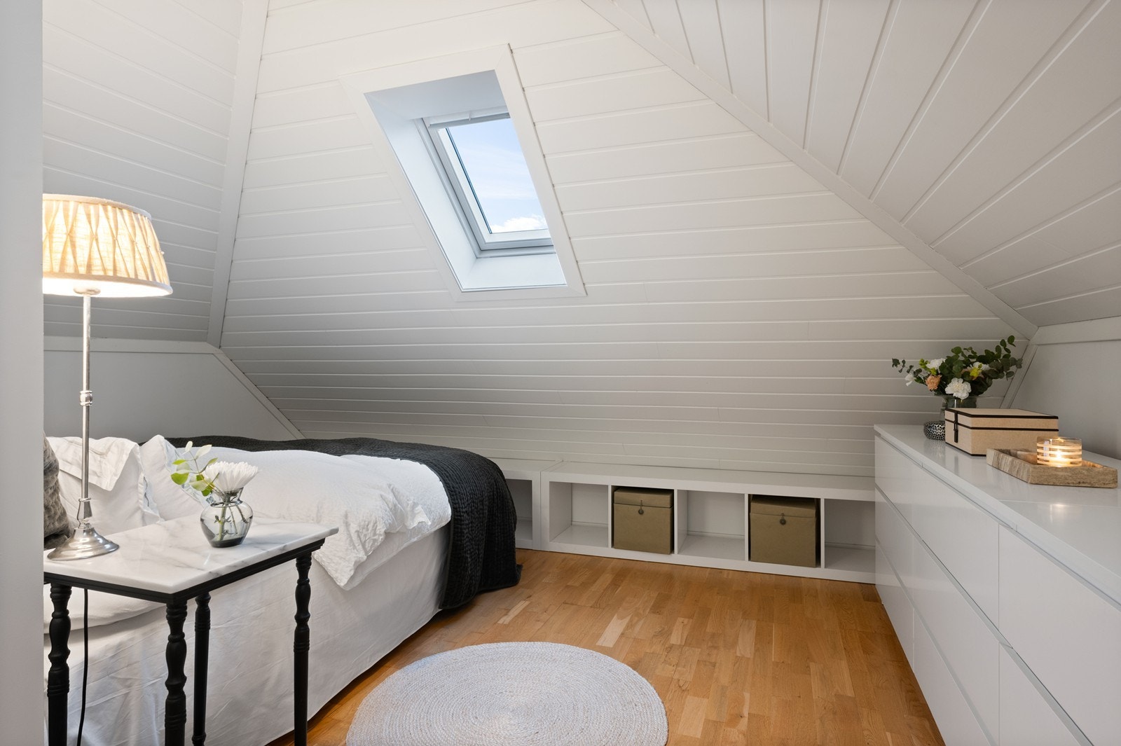 Det er satt inn kommoder og hyller med lagringsplass langs kneveggene. Galleribilde