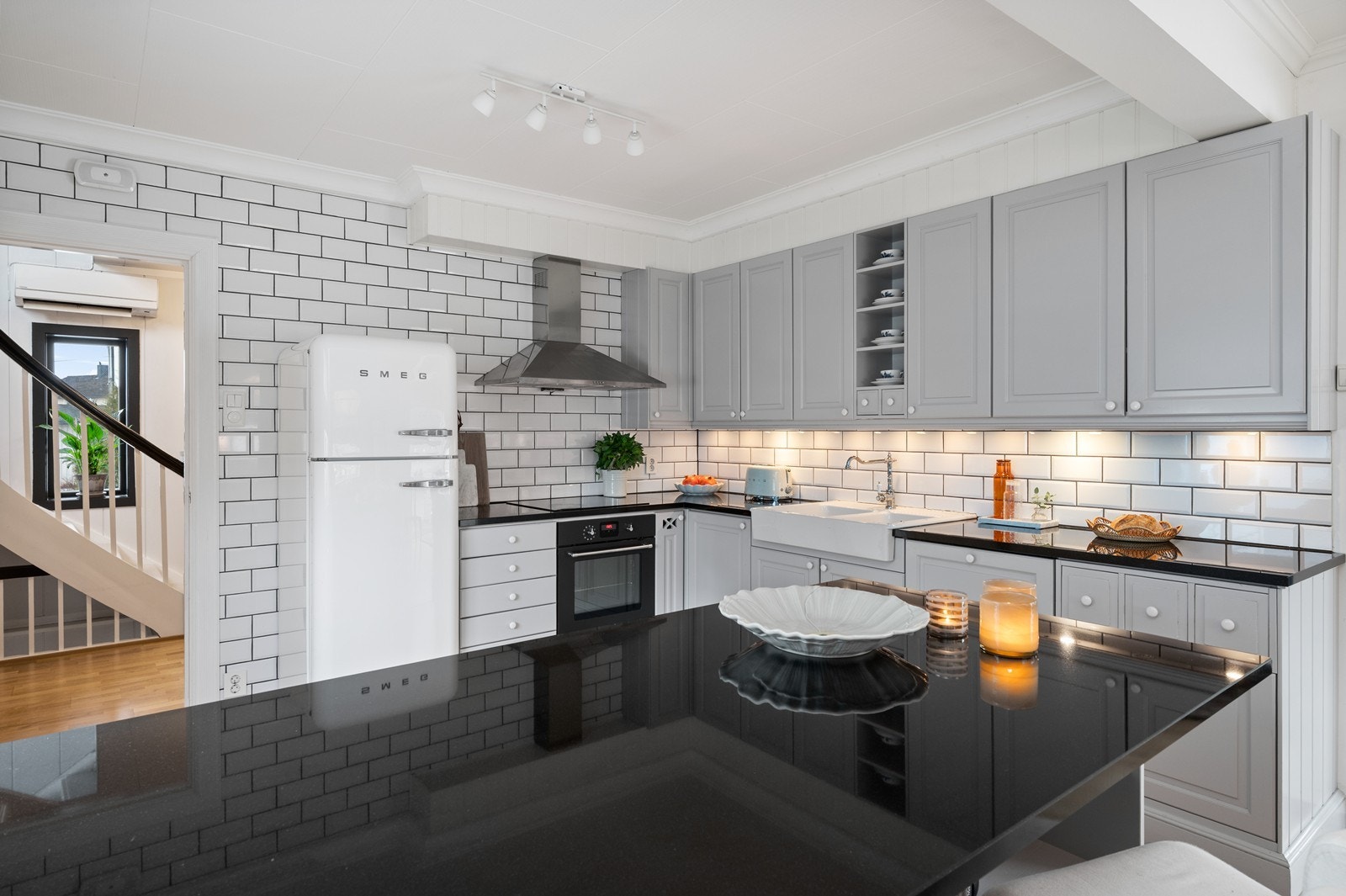 Kjøkkenet har en kombinasjon av integrerte og frittstående hvitevarer. Galleribilde