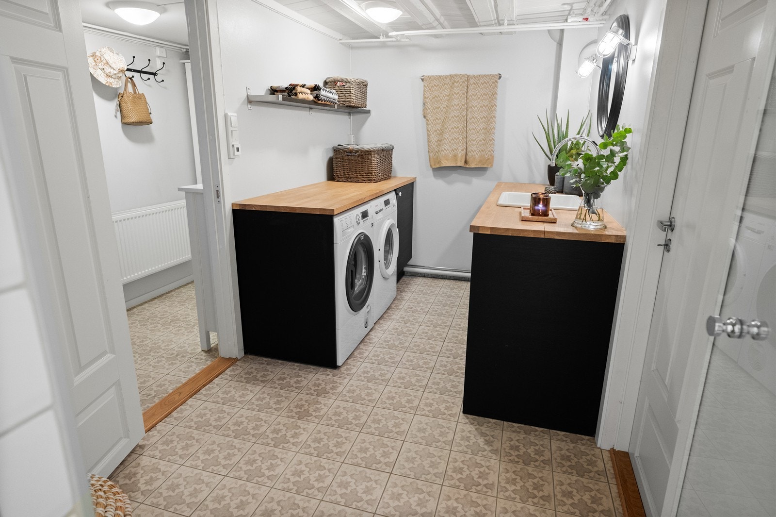 Kjelleren er innredet med et flott vaskerom, og rommer også flere boder for ekstra lagring. Galleribilde