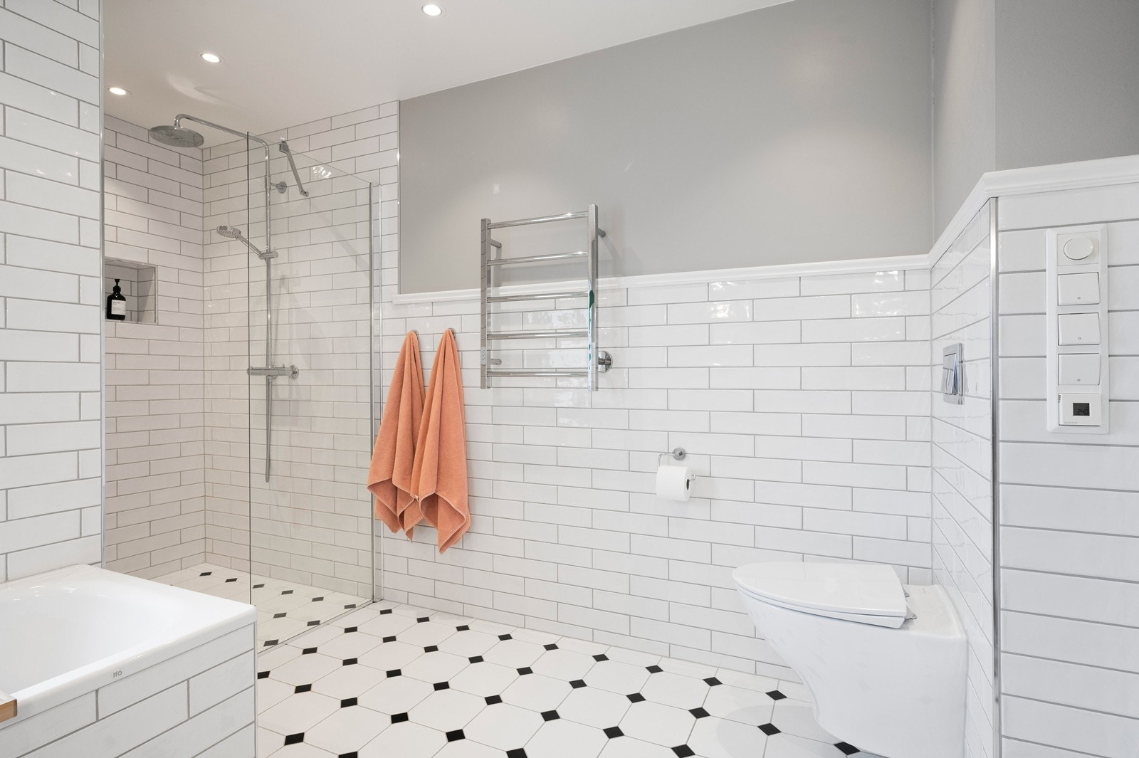 I tillegg til badekaret har rommet en romslig, åpen dusj med glassvegg, samt vegghengt klosett. Galleribilde