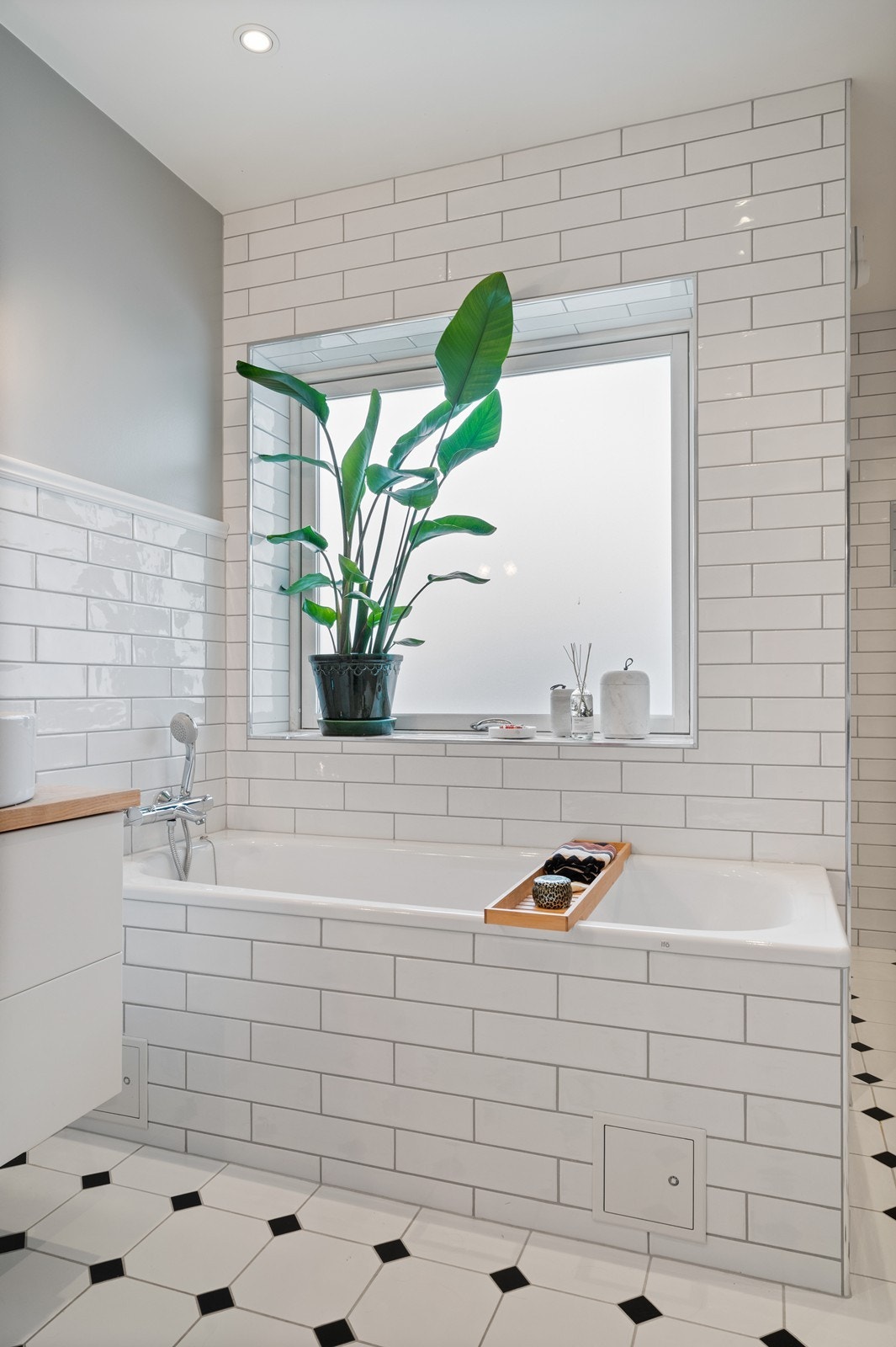 Et stort vindu gir godt med lys inn på badet. Galleribilde