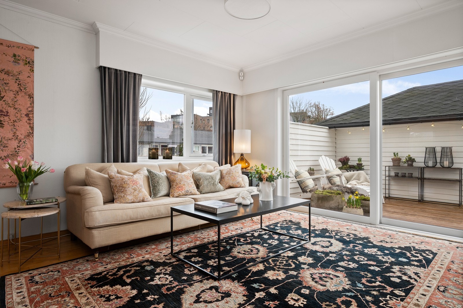 Store vindusflater med 2-lags glass fra 2011 og 2018 sørger for rikelig med dagslys. Galleribilde