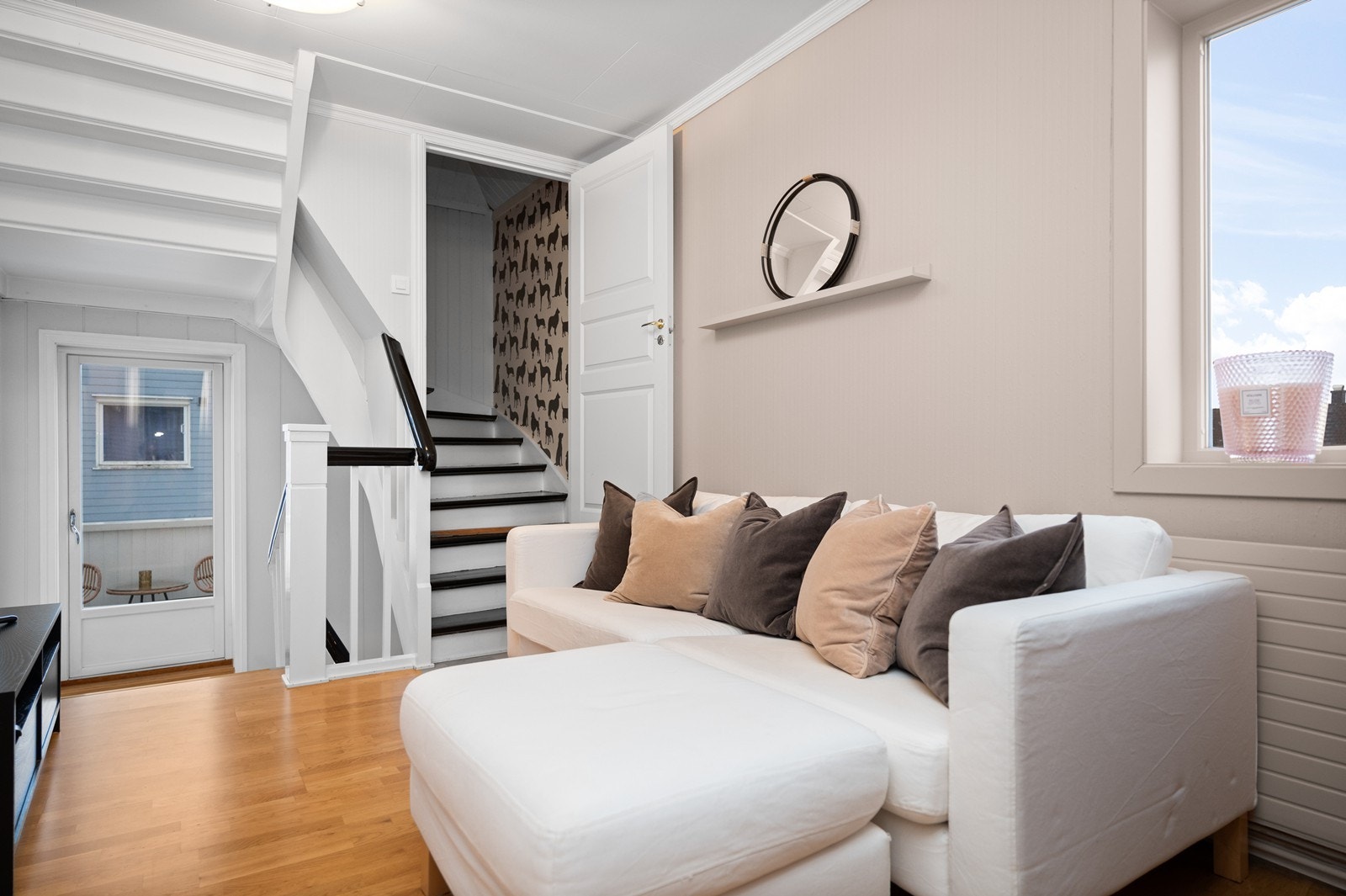 En trapp leder videre opp til boligens loftsetasje. Galleribilde