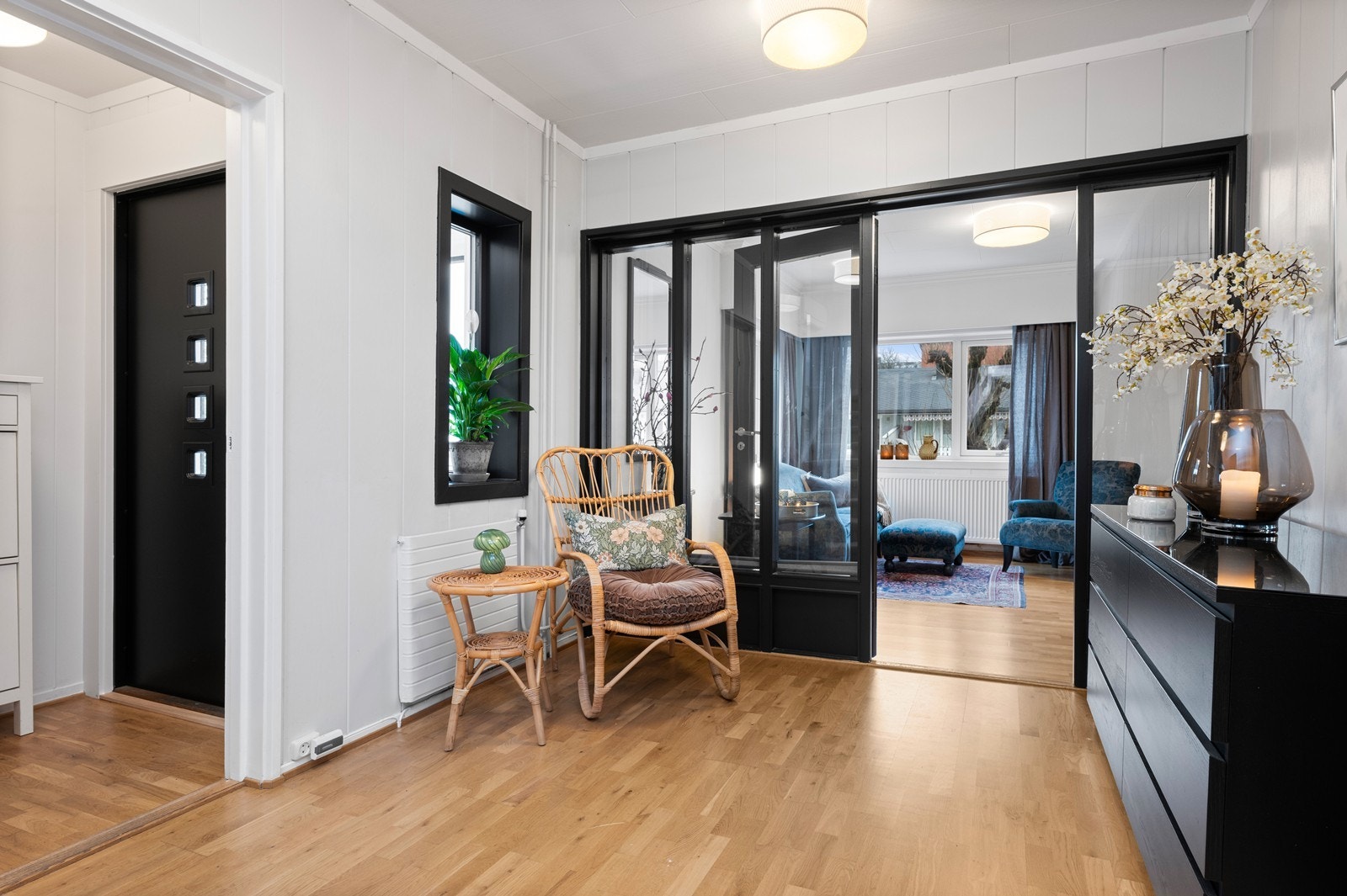 Fra hallen åpner doble glassdører inn til boligens stuer. Galleribilde