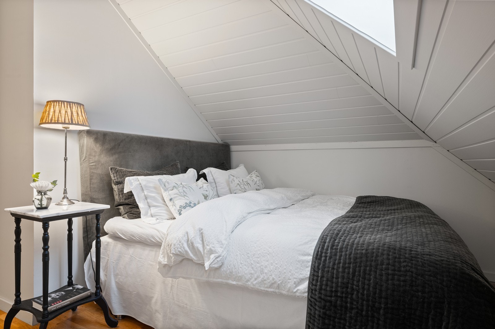 Loftsrommene er ikke godkjent for varig opphold, men er ideelle som hobbyrom eller kontor. Galleribilde