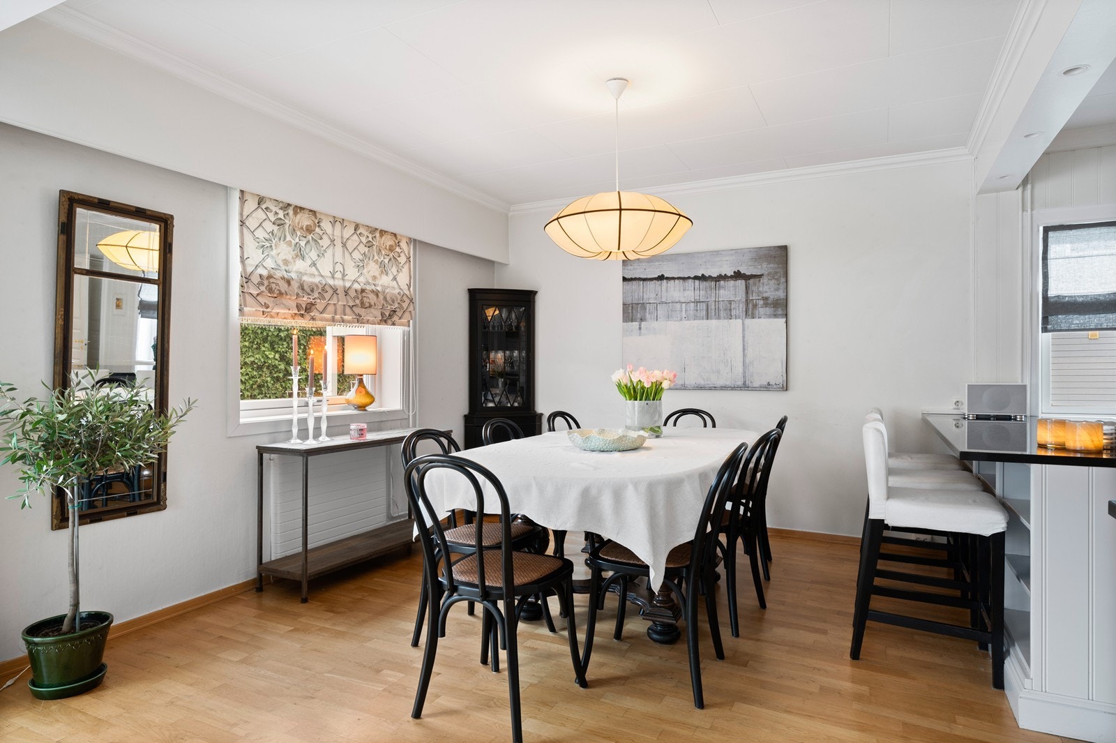 Spisestuen er et hyggelig rom for måltider med familie og venner. Galleribilde