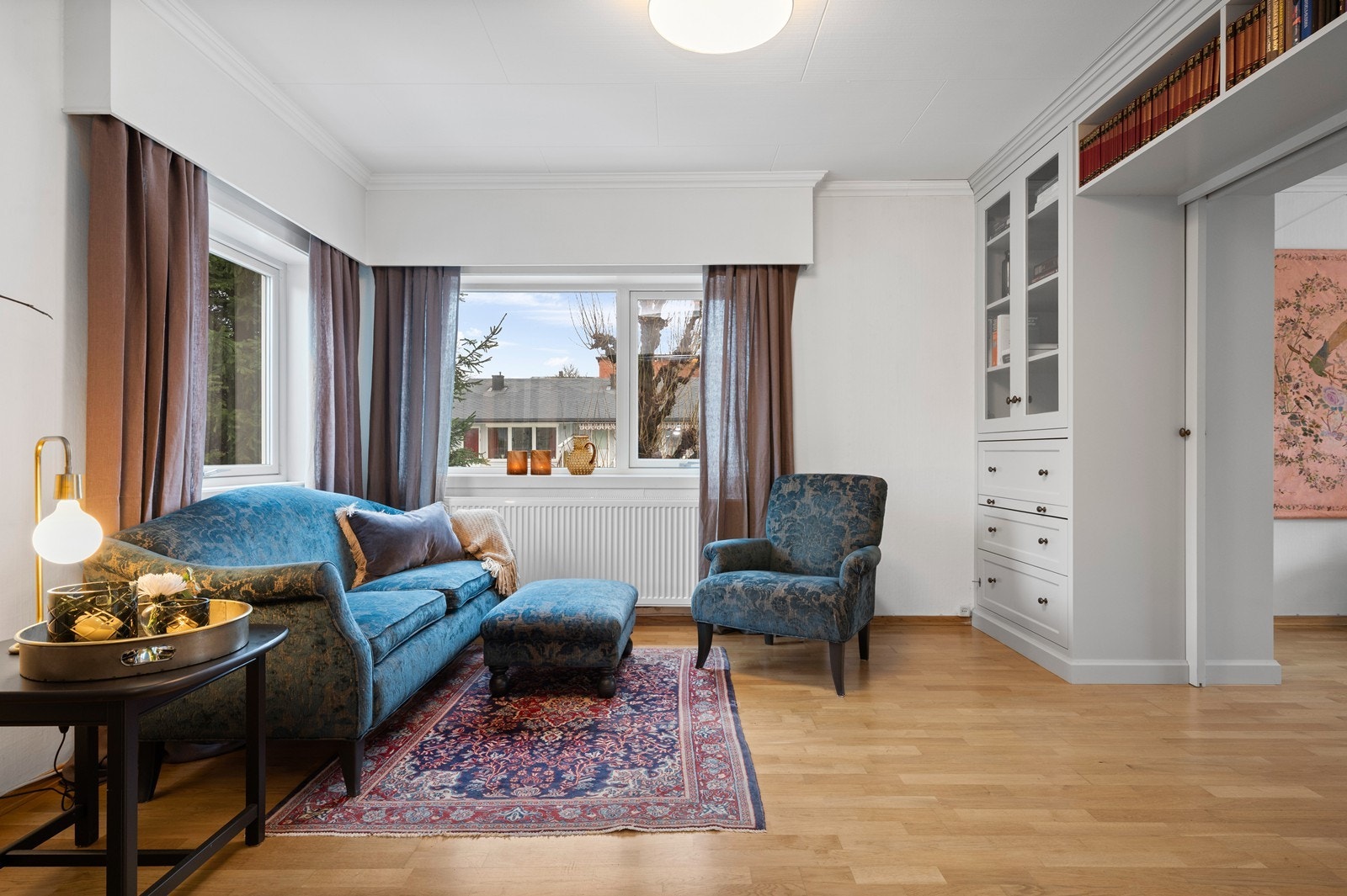 Det er en praktisk skyvedør mot hovedstuen, slik at rommene kan dele av for mer private soner. Det parkett på gulvet og malte overflater i himling og på vegger, i likhet med resten av etasjen. Galleribilde