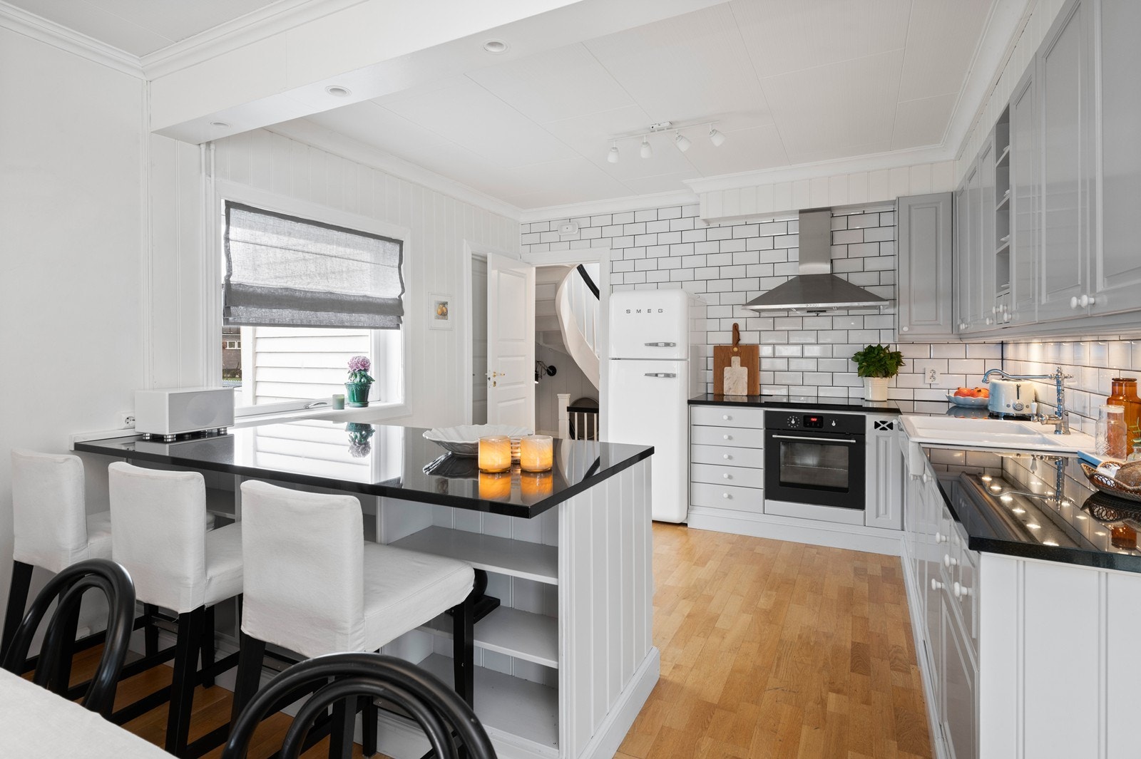 Kjøkkenet er romslig med en stor kjøkkenøy som fungerer som et naturlig samlingspunkt. Galleribilde