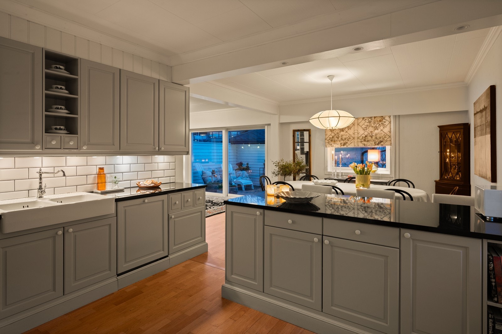 Den åpne løsningen mellom kjøkken, spisestue og stue fungerer utmerket for sosiale sammenkomster. Galleribilde