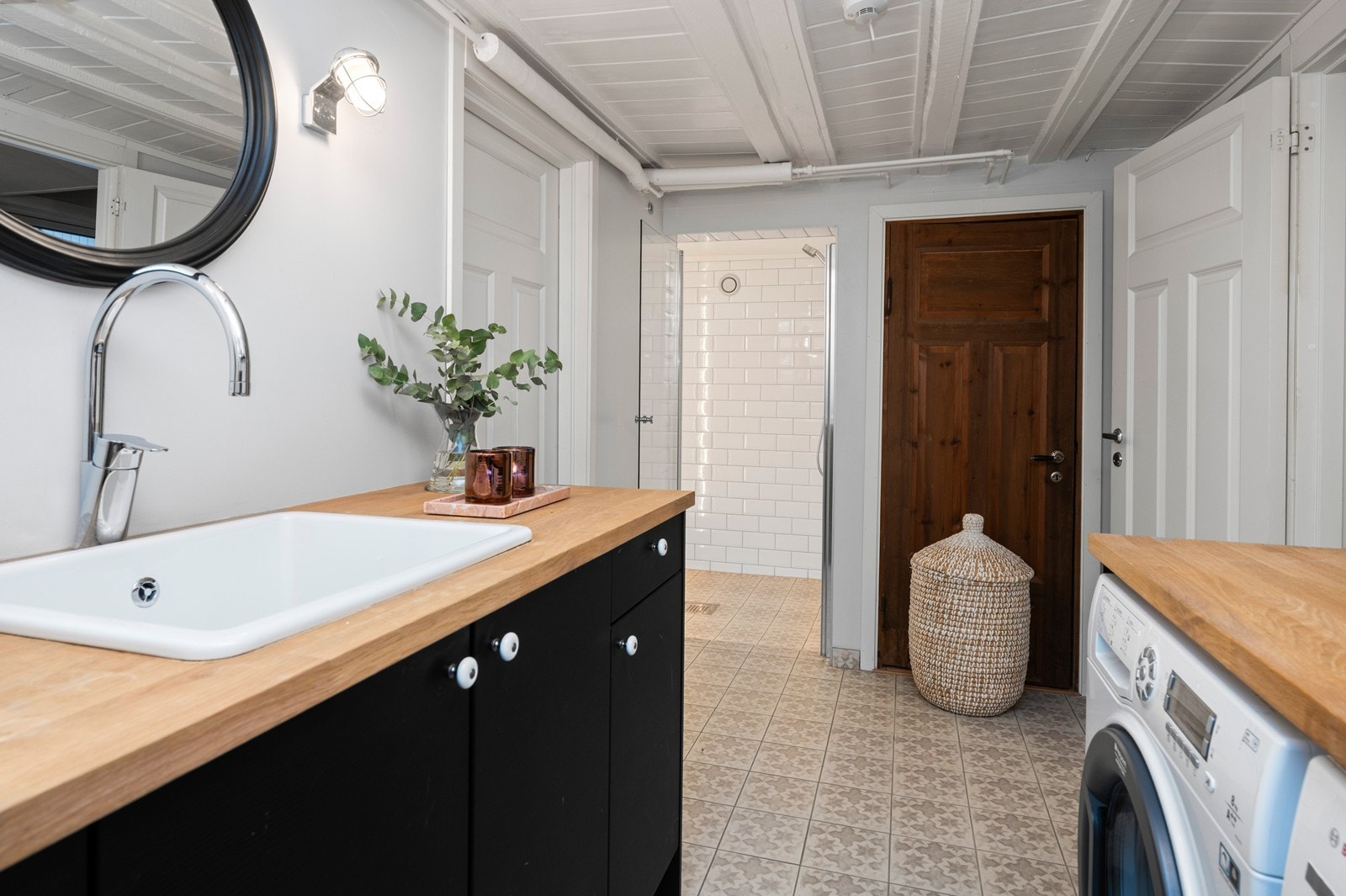 Det er god benkeplass, for bretting av tøy eller stryking. Galleribilde