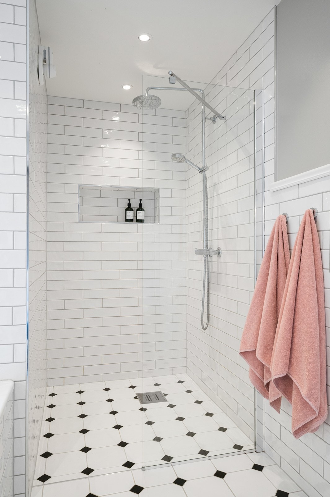 Dusjsonen har en praktisk nisje for oppbevaring. Galleribilde