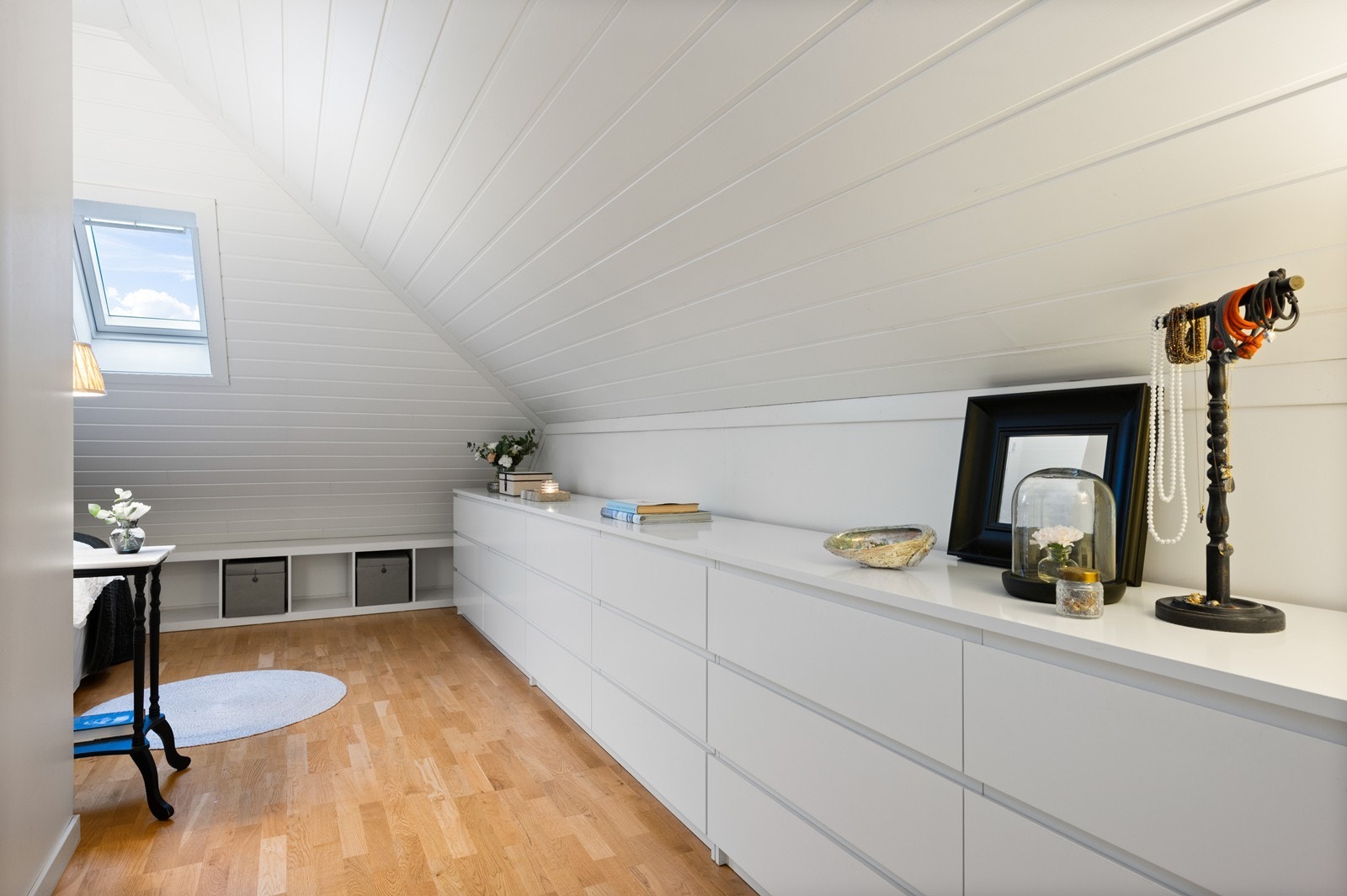 Loftet er innredet med to disponible rom som gir fleksible bruksmuligheter. Rommene ble innredet og takvinduer satt inn i 2013. Galleribilde