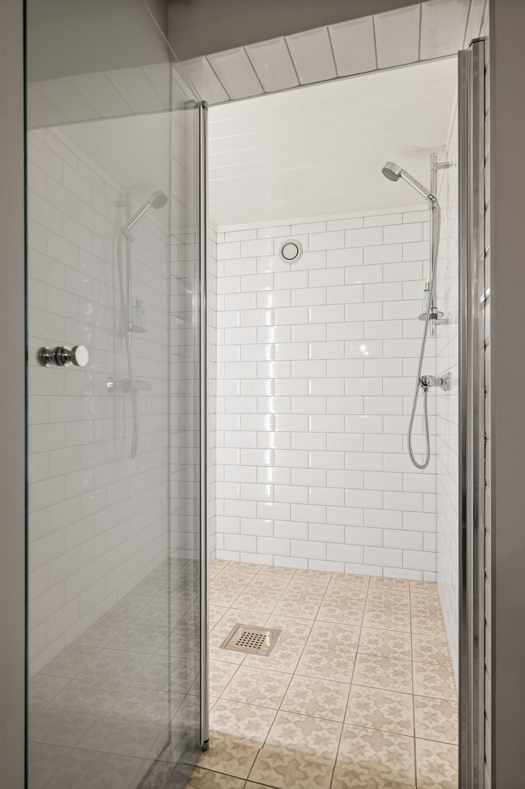 Vaskerommet er også utstyrt med en egen dusjnisje, med samme flislagte utførelse. Galleribilde