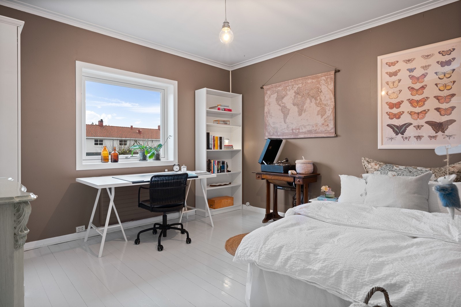 Soverom 2 er også av god størrelse, med flere møbleringsmuligheter. Det er blant annet god plass til seng, skrivebord og lagringsmøbler. Galleribilde