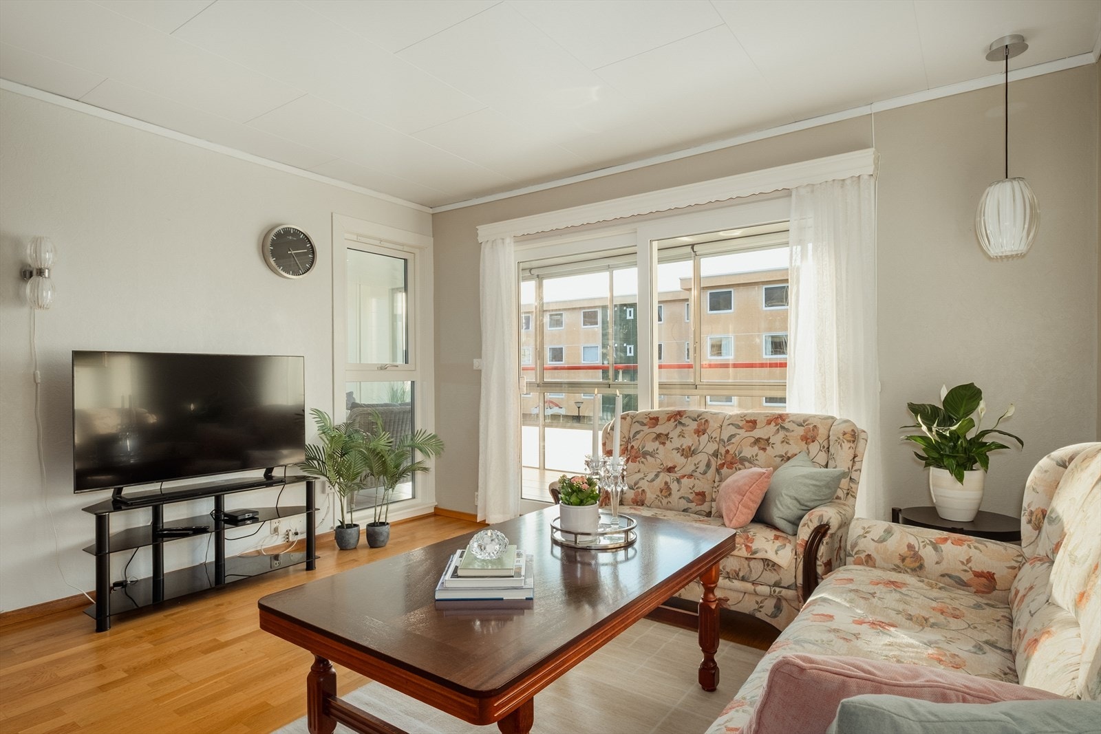 - Leiligheten har generøse vindusflater som gir rikelig med naturlig lysinnslipp, uten form for sjenerende innsyn- Galleribilde