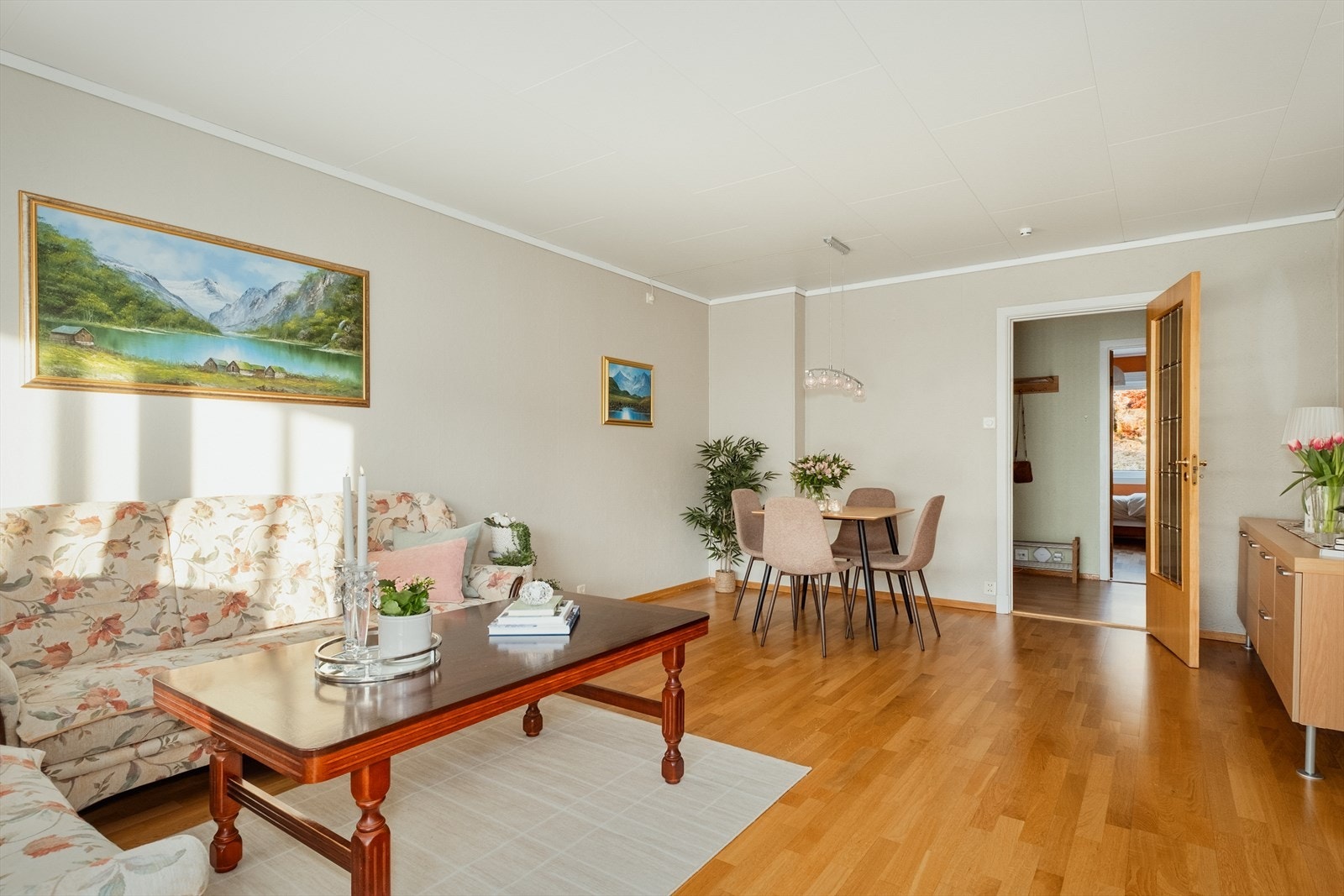 - Stuen har en praktisk løsning med god plass til både sofagruppe og spisebord i hver sin naturlige sone - Galleribilde