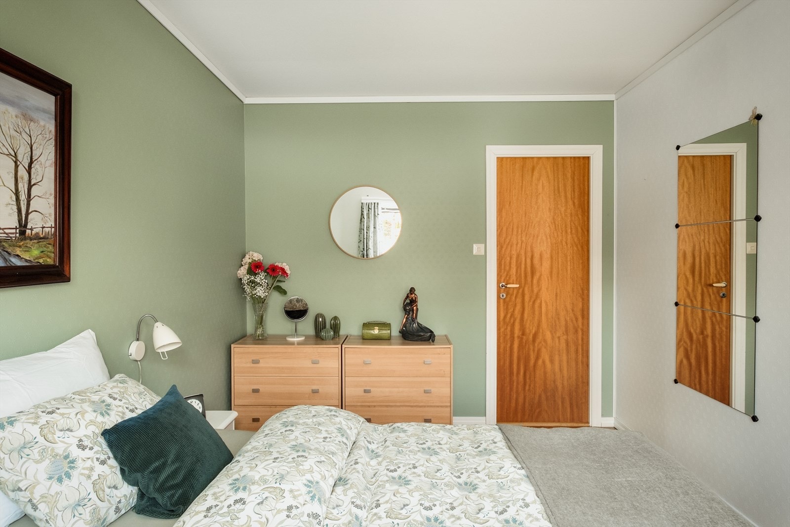 - God plass til dobbeltseng i ønsket størrelse og tilhørende møblement - Galleribilde