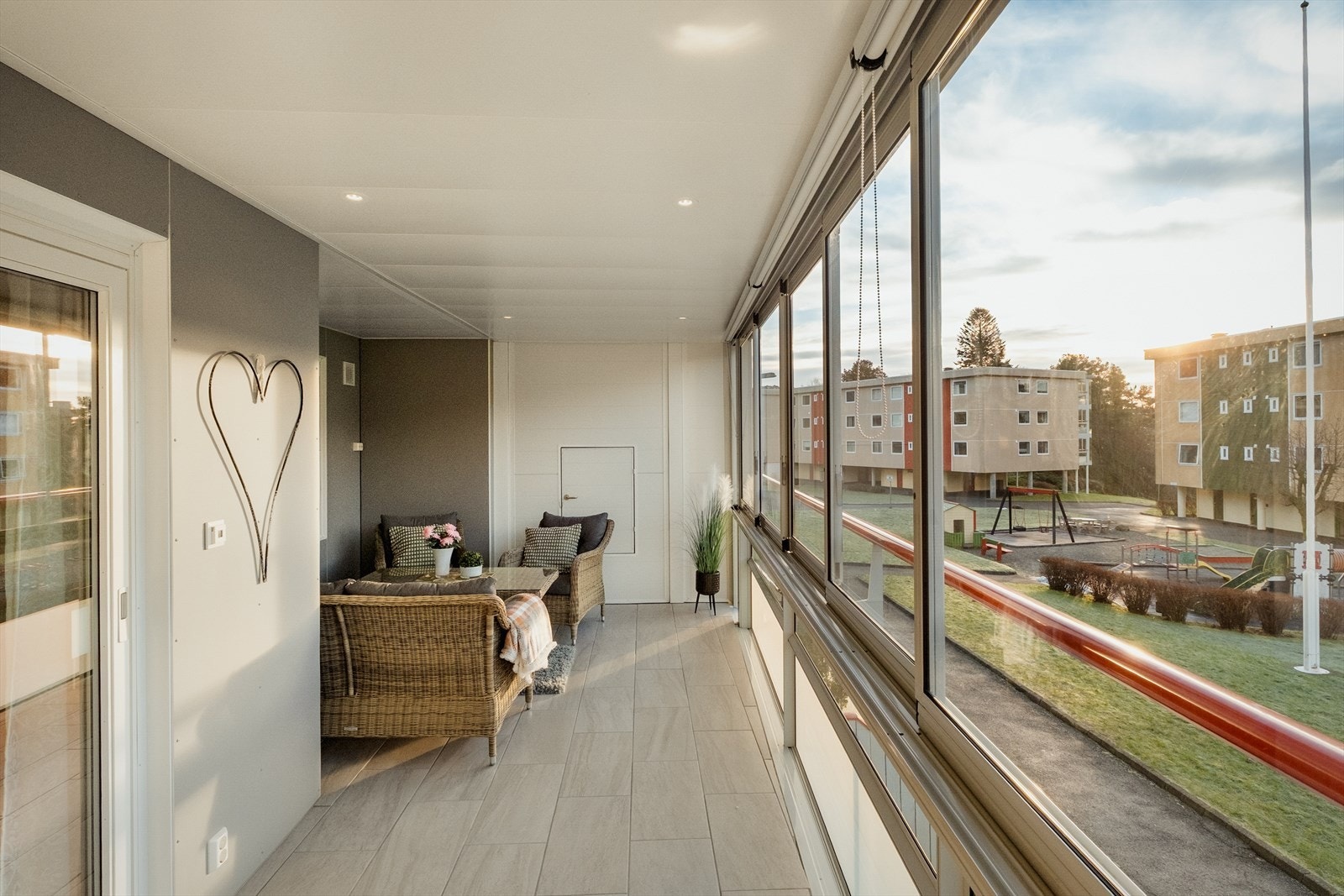 - Den innglassede balkongen måler hele 17m² og har varmekabler fra 2018 - Galleribilde