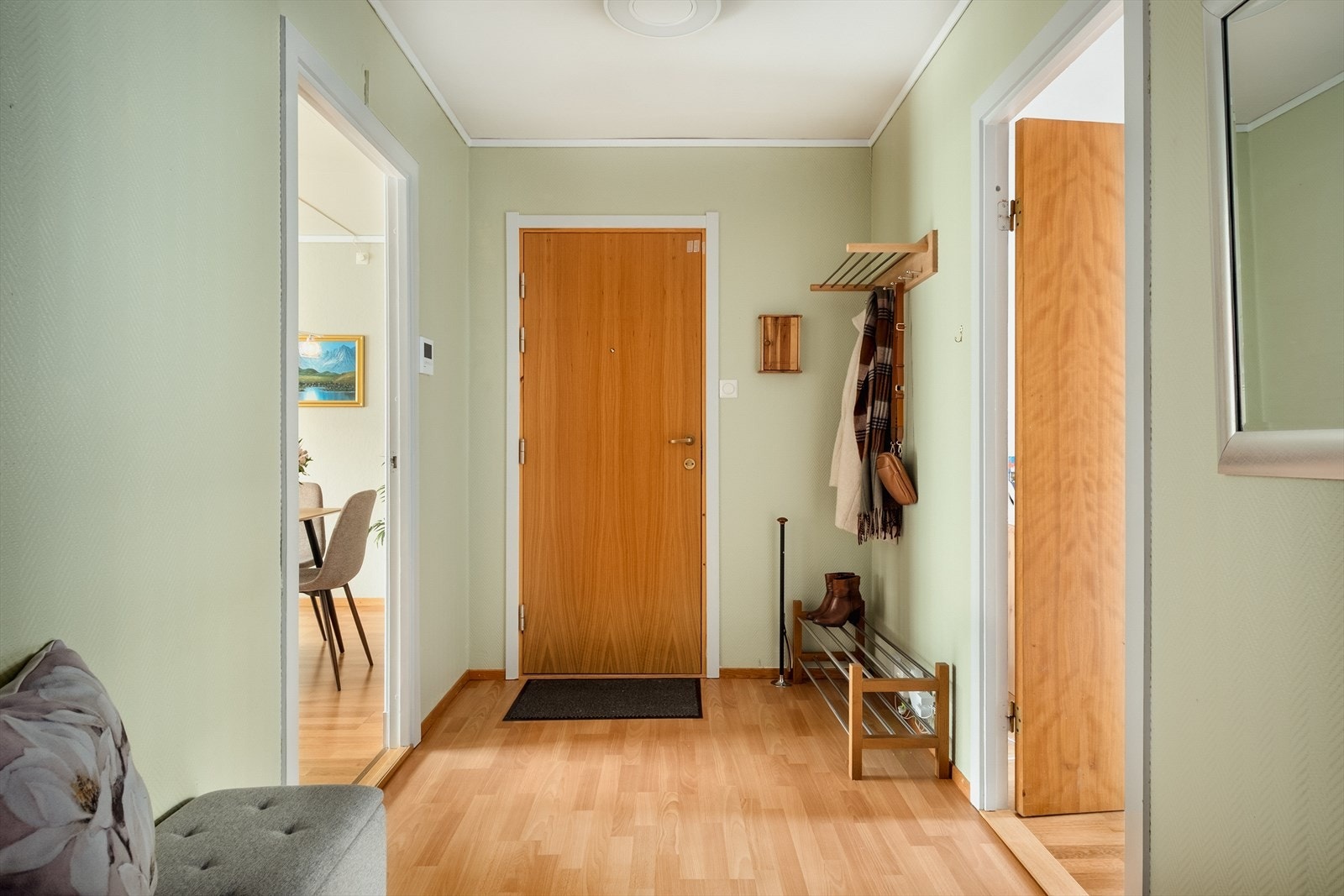 - Du blir ønsket velkommen hjem til en romslig entré som måler 7,6m² - Galleribilde